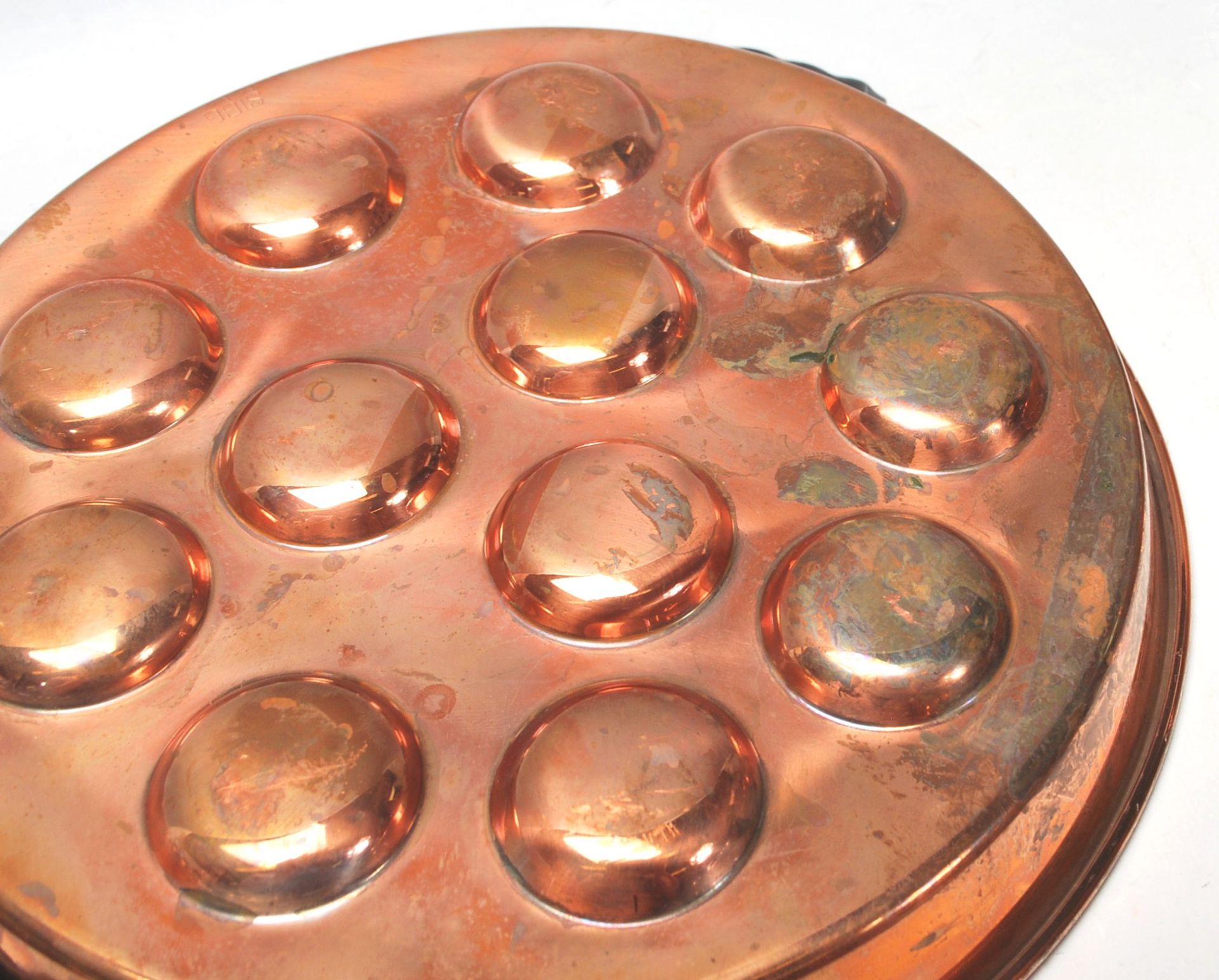 A good set of five vintage 20th Century SIGG Switzerland copper and iron snail / escargot pans, - Bild 7 aus 8