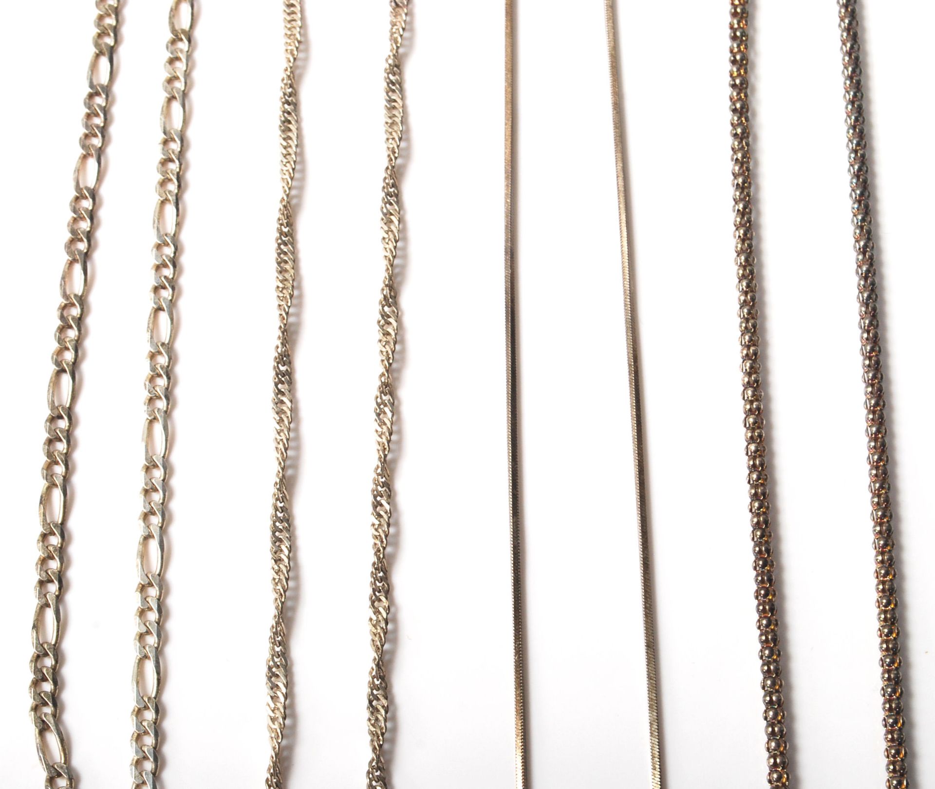 A collection of stamped 925 silver jewellery to include a figaro necklace chain, a popcorn chain, - Bild 3 aus 10