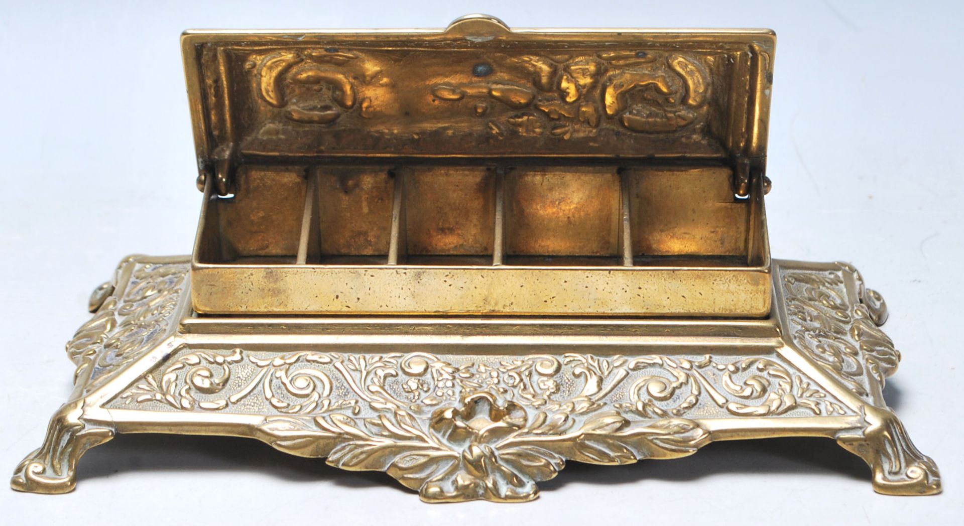 A late 19th century Victorian desk top brass inkwell - Bild 2 aus 6