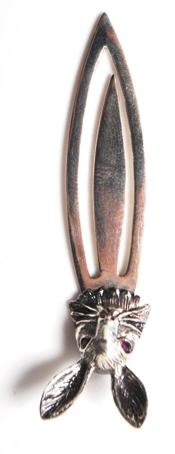 A sterling silver bookmark having a rabbits head finial and inset with red stones. Weighs 4g. - Bild 3 aus 5