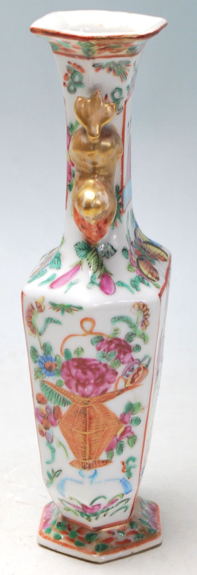 An early 20th Century Chinese Canton famille rose vase of faceted form having hand painted panels - Bild 2 aus 6
