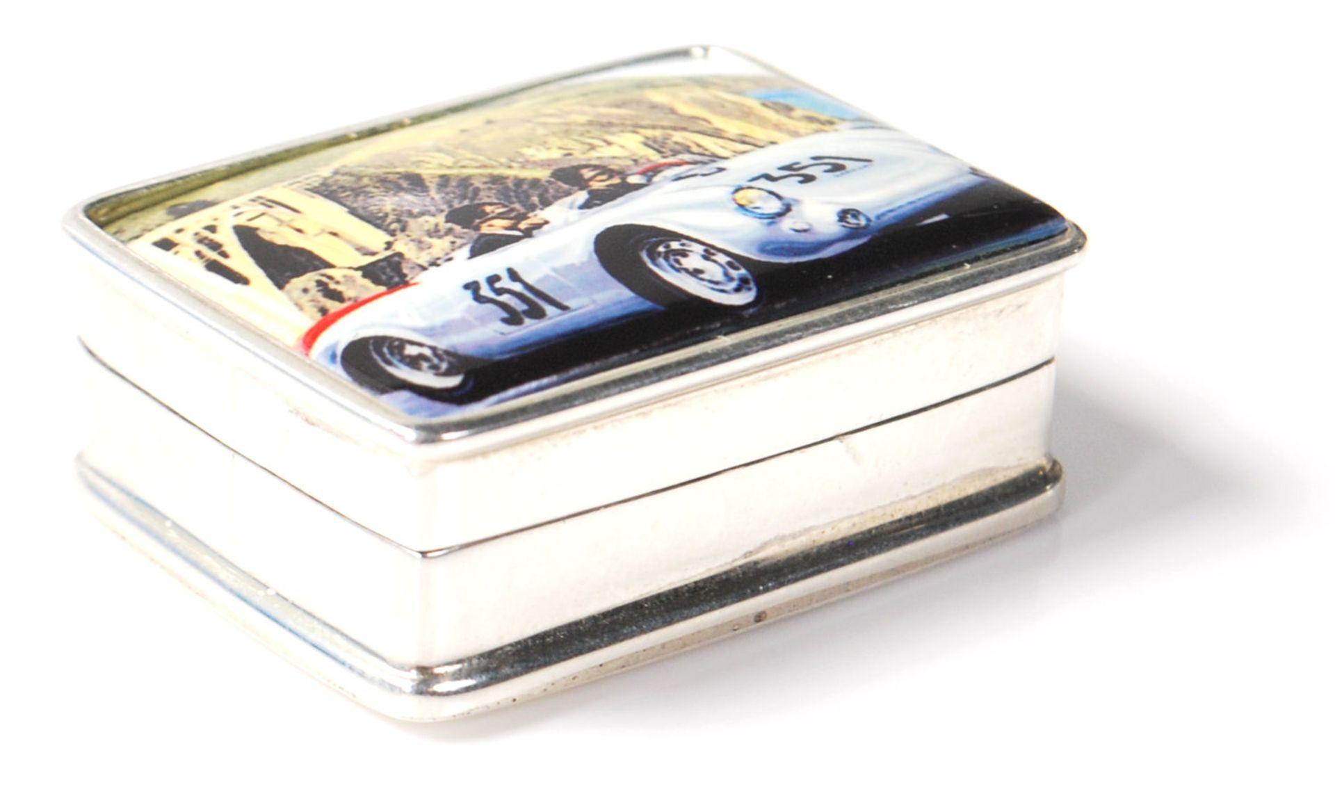 A silver and enamel pill box decorated with a Porsche 550. Weighs 20g. Measures 3cm. - Bild 2 aus 5