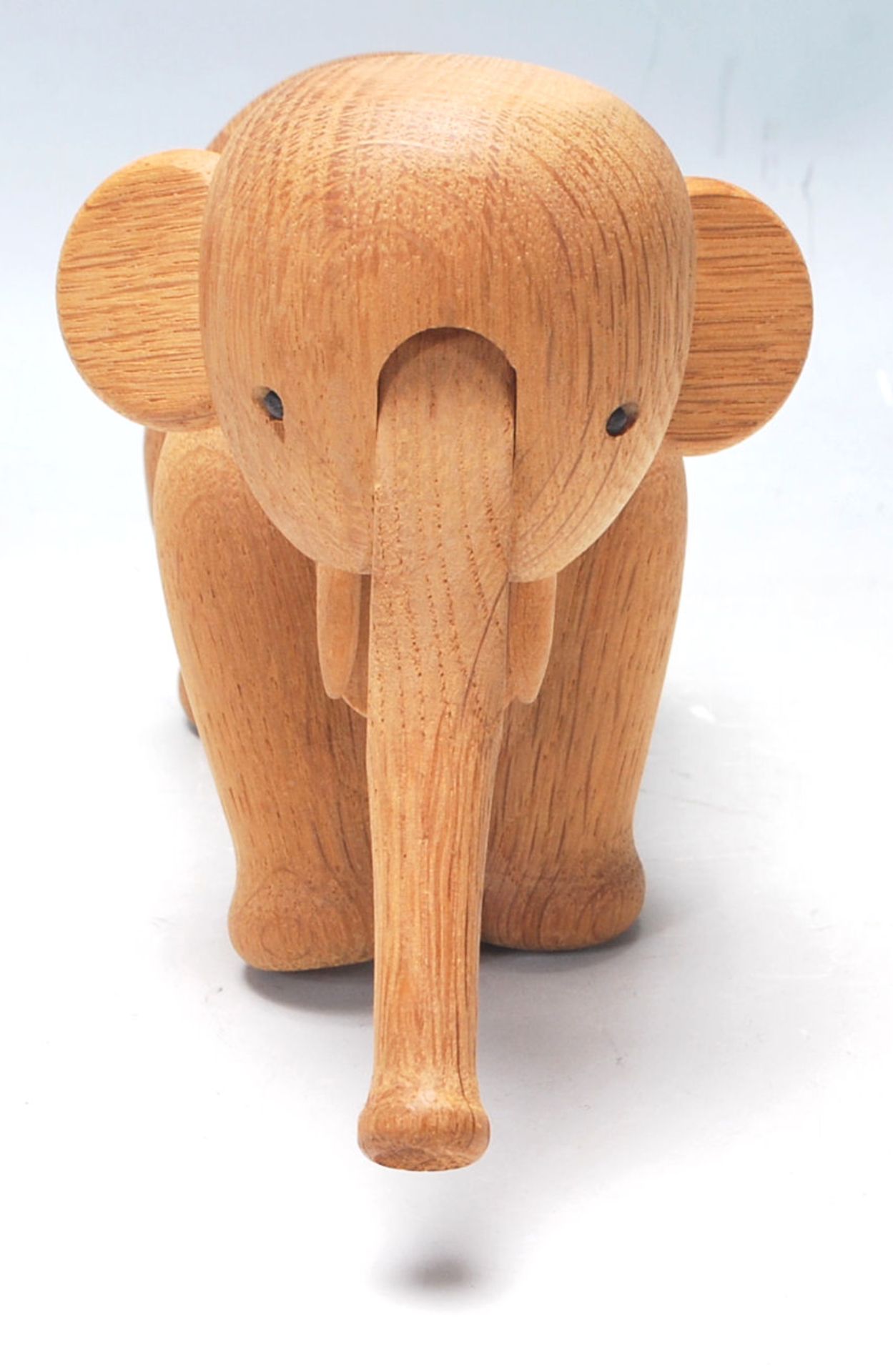 A 1960’s Danish teak wood articulated elephant by Kay Bojesen, with an articulated trunk, black - Bild 2 aus 7