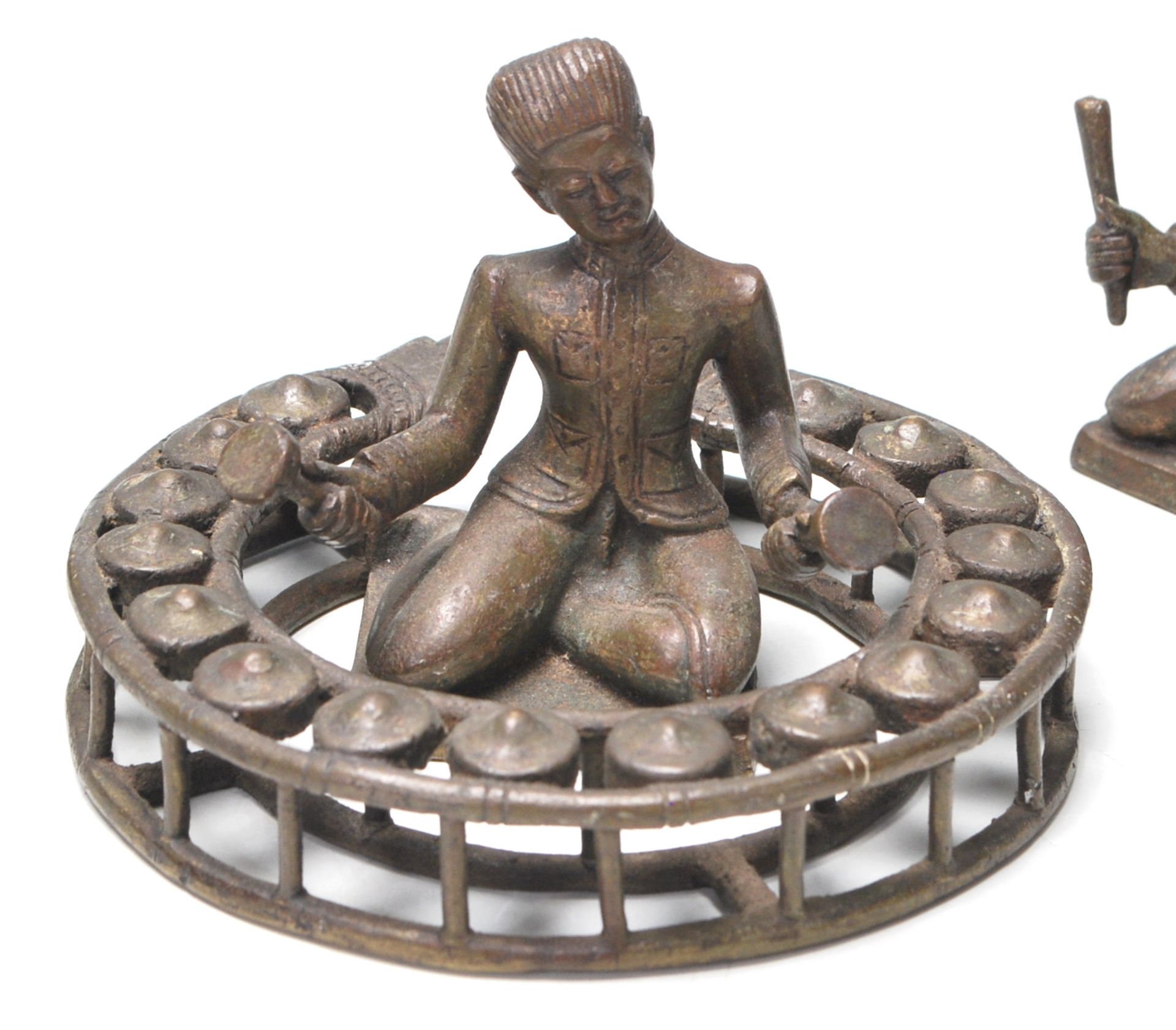 A set of five 19th century Indonesian / Javanese bronze Gamelan figurines featuring musicians - Bild 6 aus 6