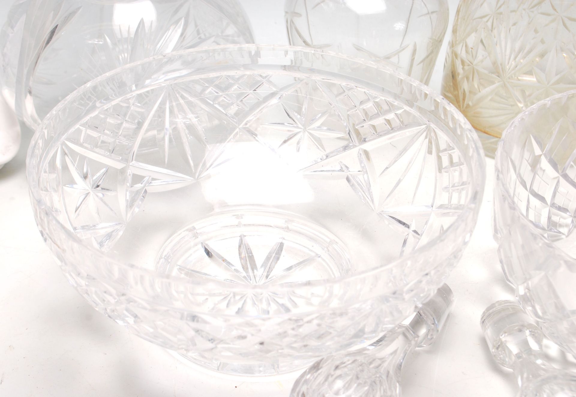 A collection of 20th Century cut glass items to include two large cut glass centrepiece bowls, - Bild 6 aus 6