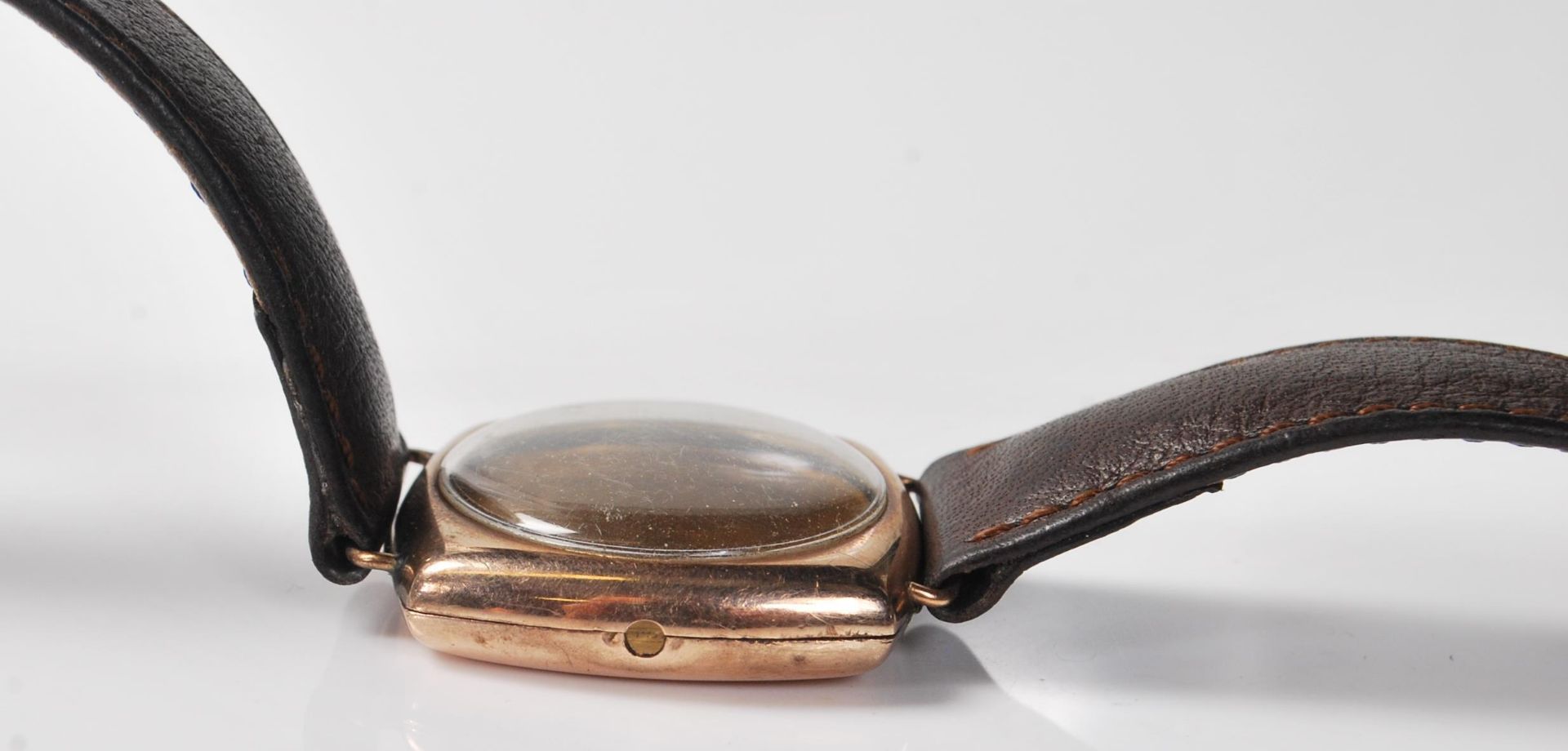 A 9k gold R.W.C.Ltd hallmarked wristwatch case with brown leather strap having 375 and letter “ - Bild 2 aus 5