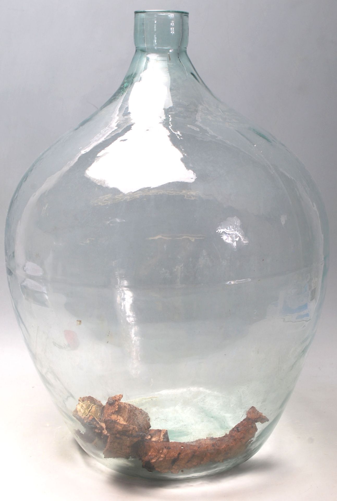 A vintage early 20th century large Indsutrial green glass acid carboy bottle of globular bulbous - Bild 3 aus 5