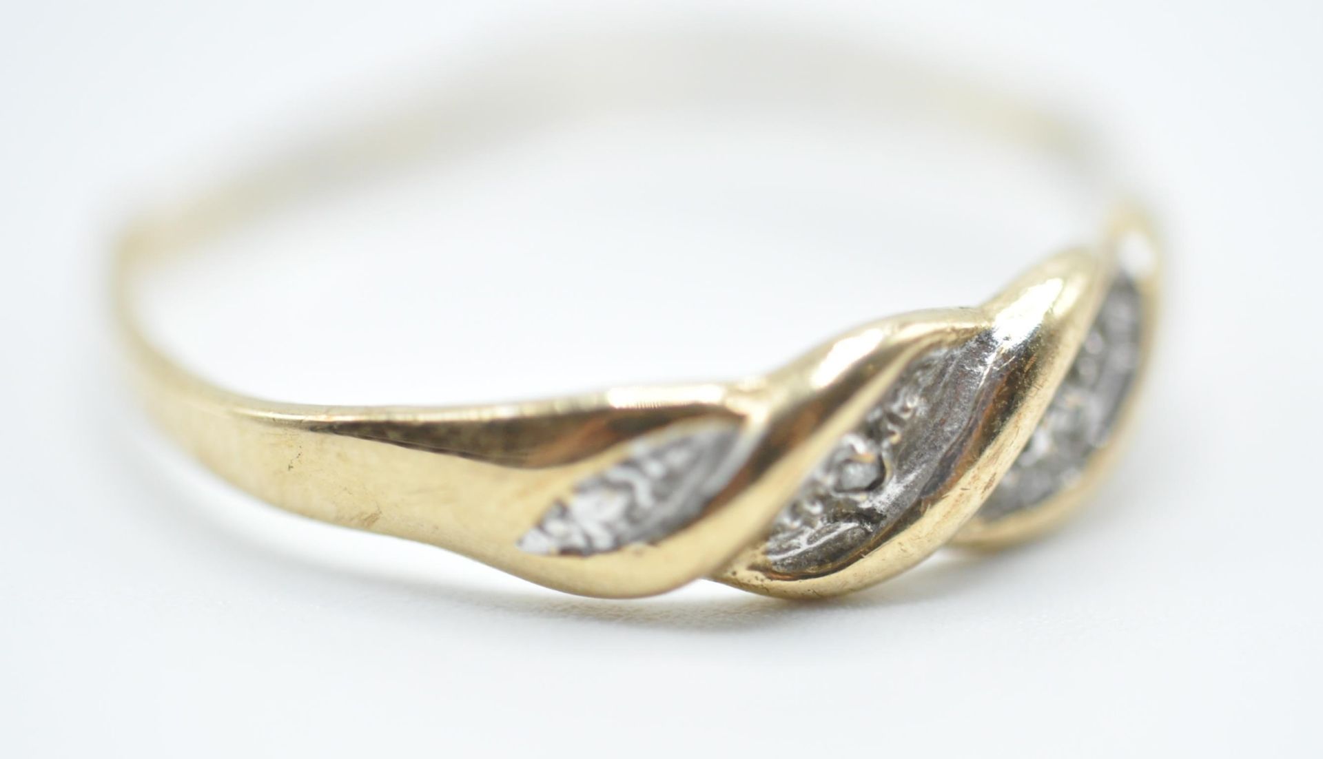 A group of three 9ct gold ladies rings to include a three tone wishbone ring (hallmarked 375), a - Bild 5 aus 7