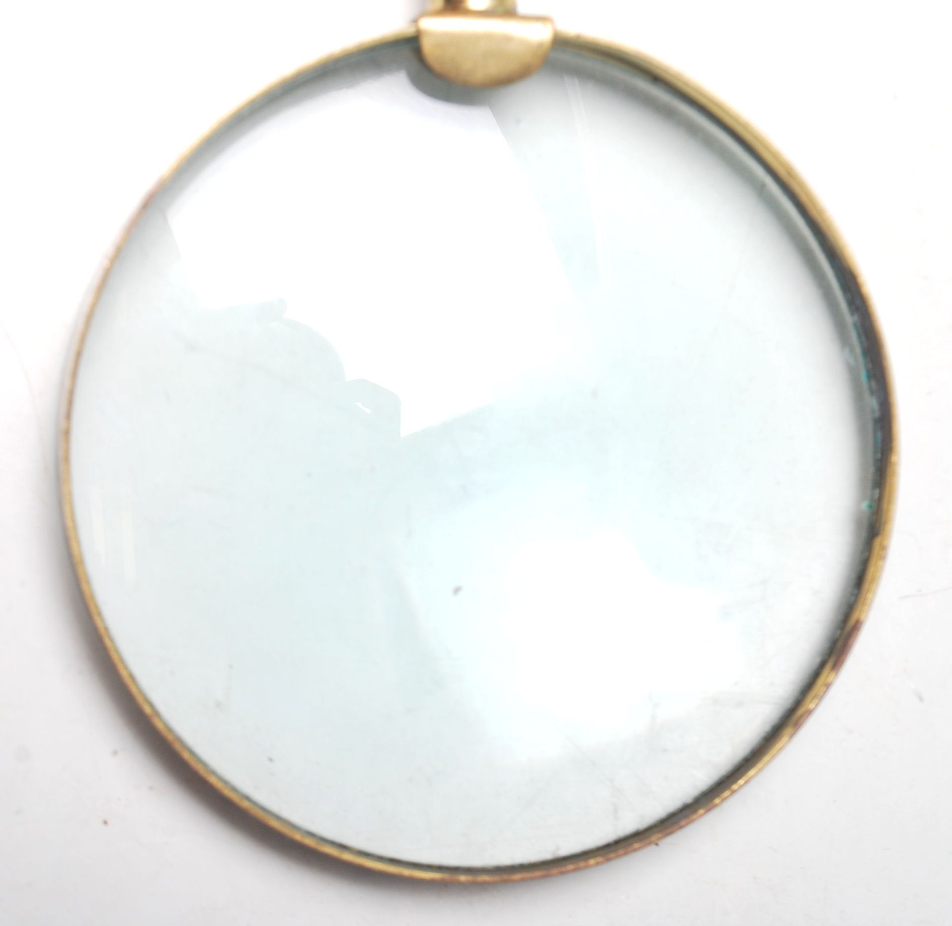 An Edwardian early 20th century magnifying glass having a white metal pebble decoration to the - Bild 4 aus 5