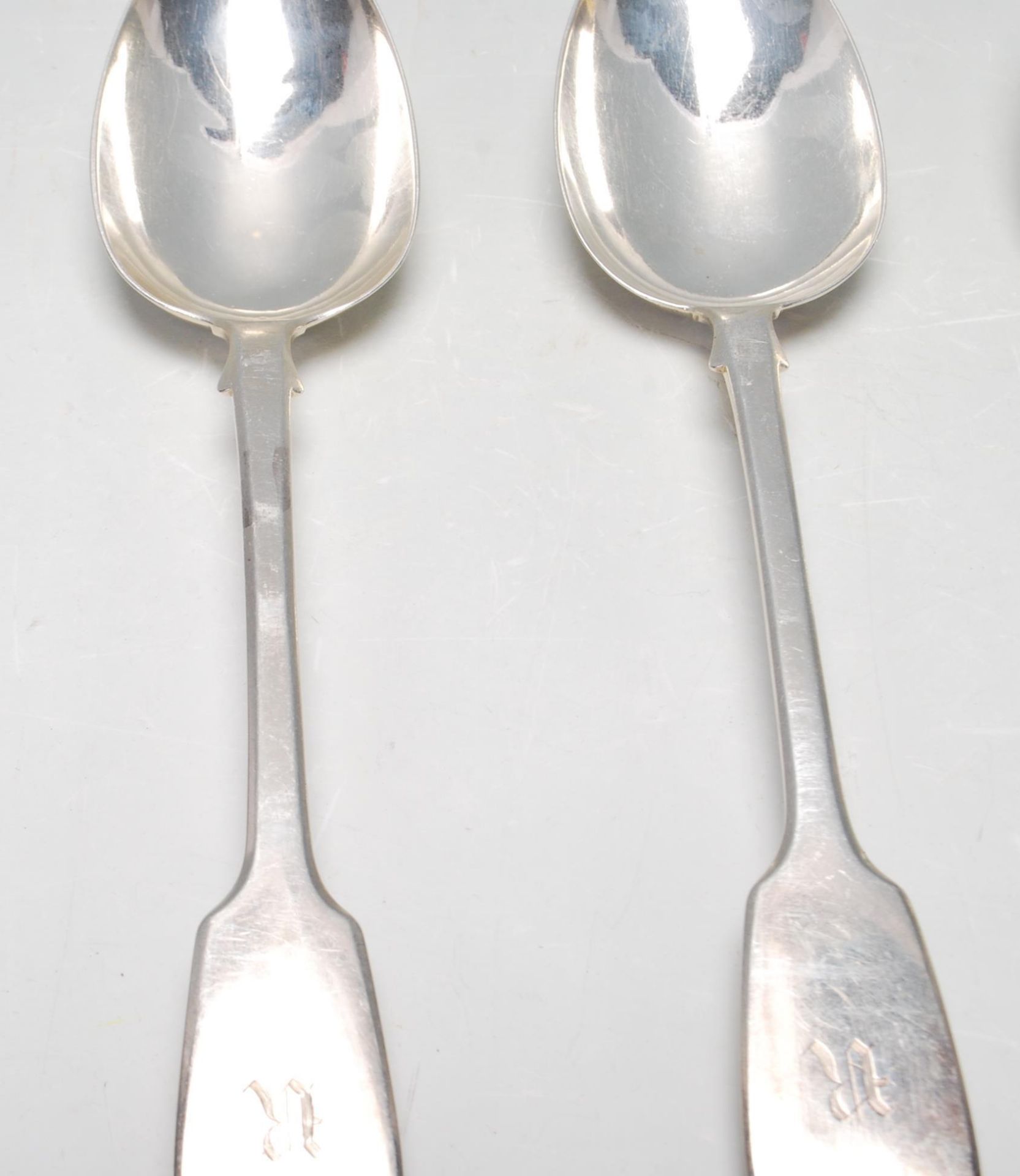 A collection of five 19th century Victorian silver serving spoons dated London 1841 and 1842 - Bild 6 aus 11