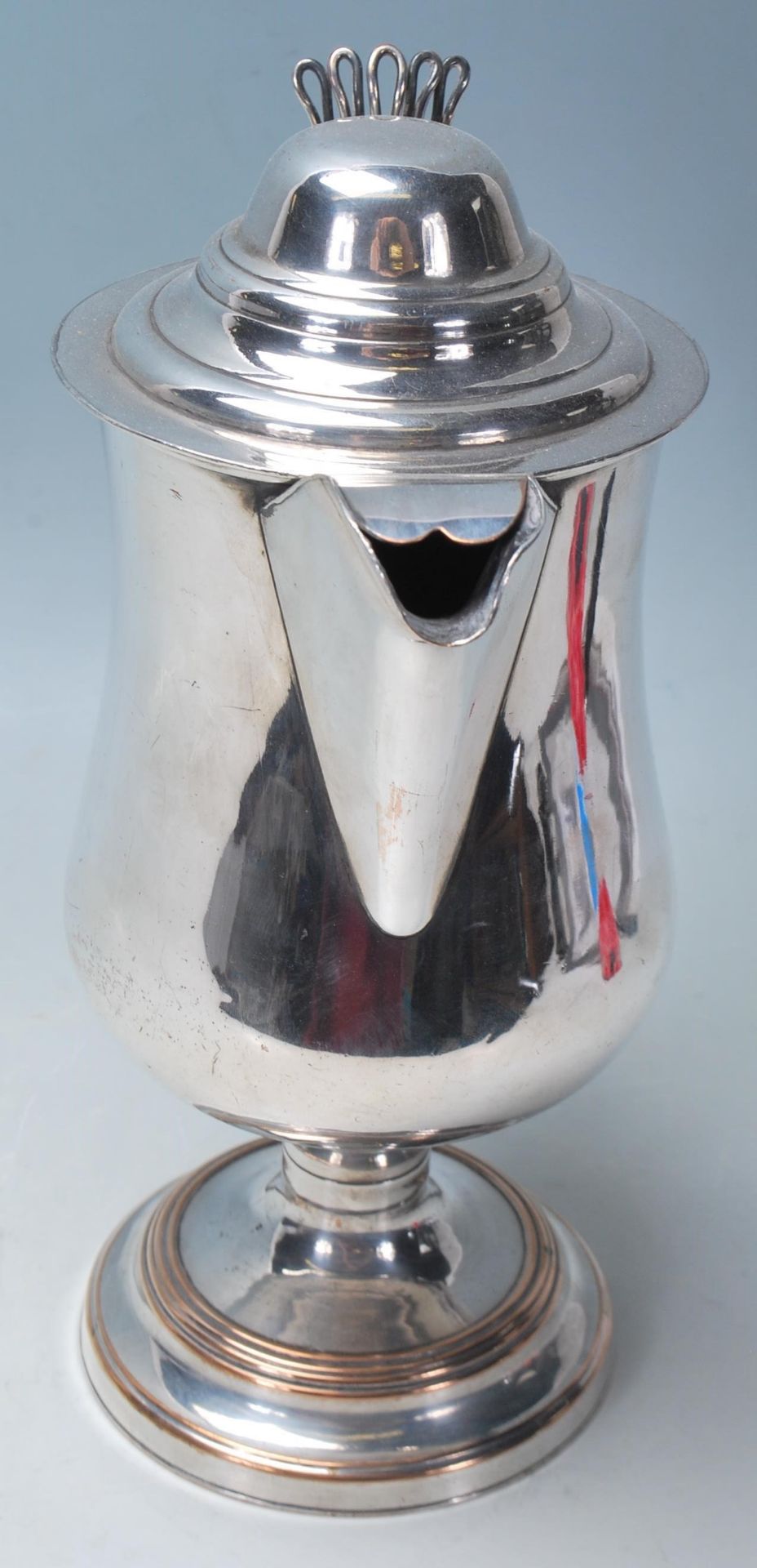 A 19th Century silver plated stylish jug, having scroll handle, bulbous form sitting on a circular - Bild 2 aus 7