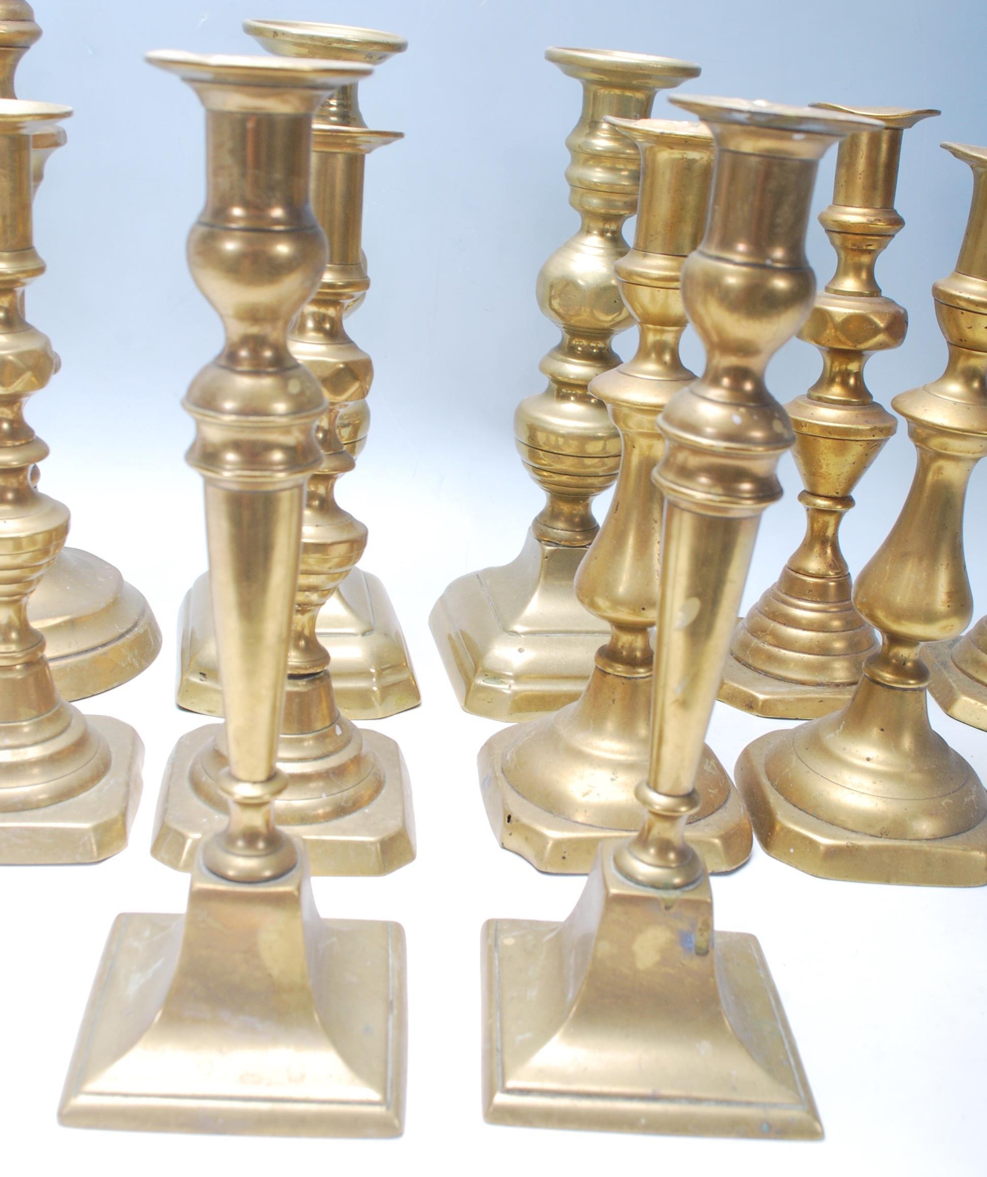 An early 20th / late 19th Century set of six tabletop brass candlesticks being raised on a squared - Bild 6 aus 12