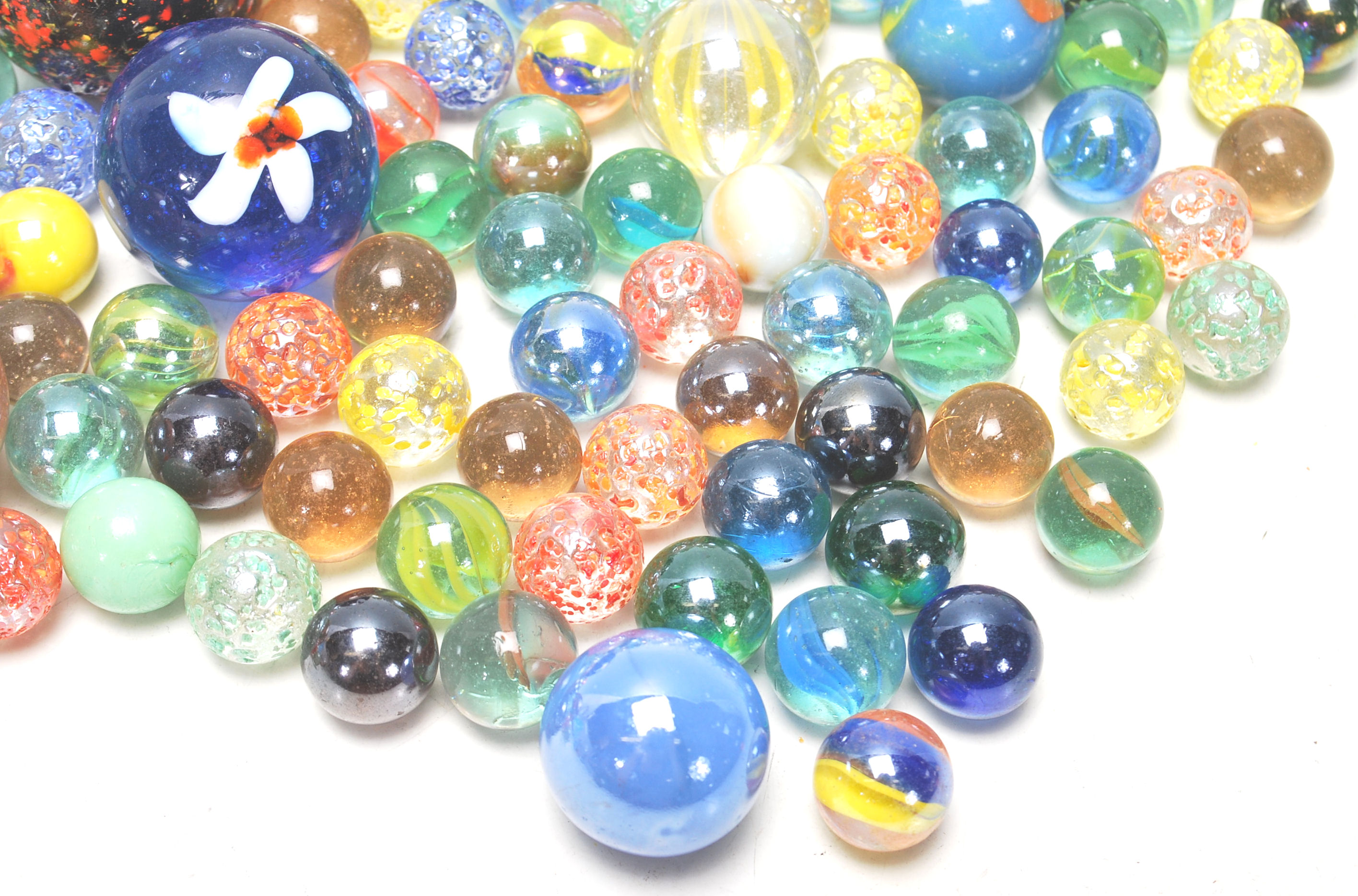 A collection of 20th Century glass marbles to include a wide selection of colours and styles to - Image 3 of 7