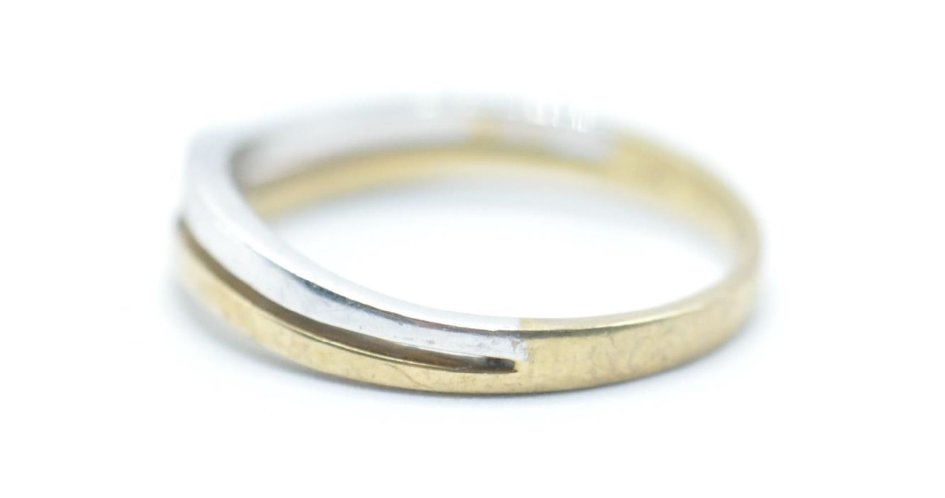 A hallmarked 9ct gold two tone split band ring set with three round cut diamonds. Hallmarked - Bild 2 aus 6