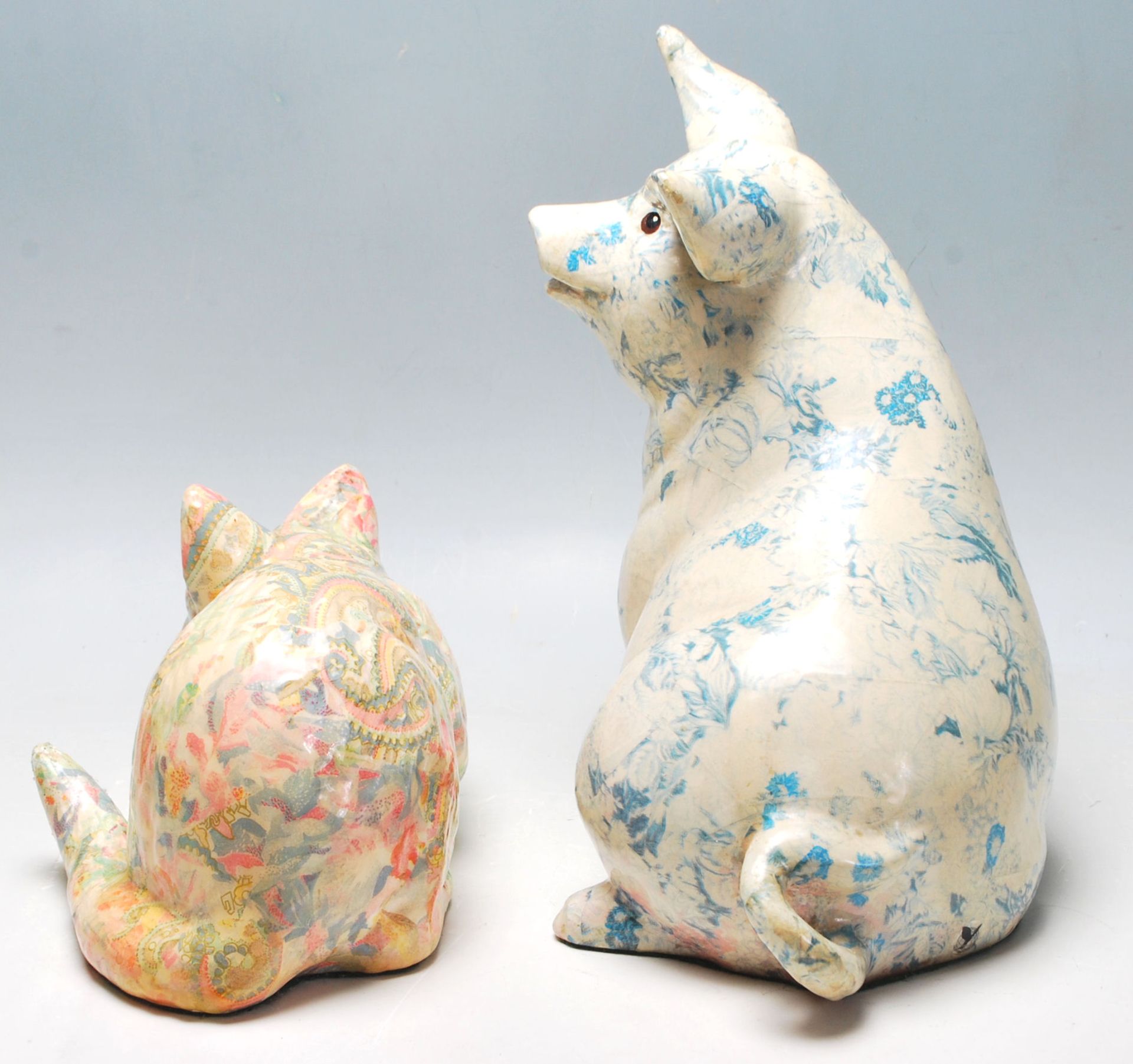 Two 20th Century ceramic large figurines in the form of a pig and a crouching cat each having - Bild 4 aus 5