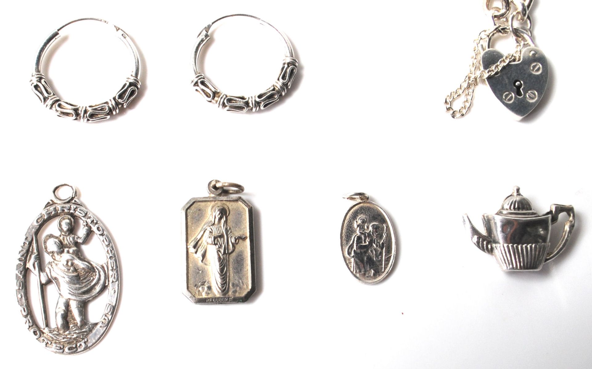 A large collection of hallmarked sterling silver jewellery to include a solid silver bracelet with - Bild 3 aus 7