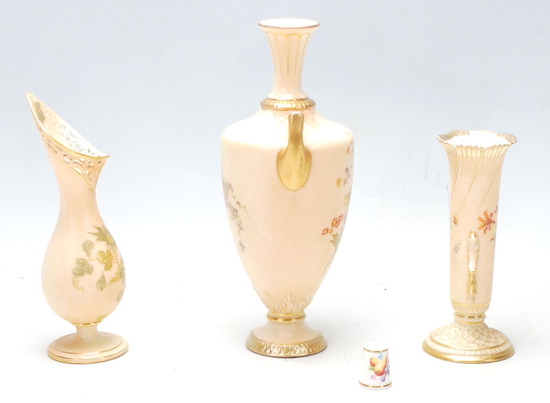 Group of Three Royal Worcester blush ivory vases, hand painted with flowers and gilded decoration, - Bild 3 aus 9