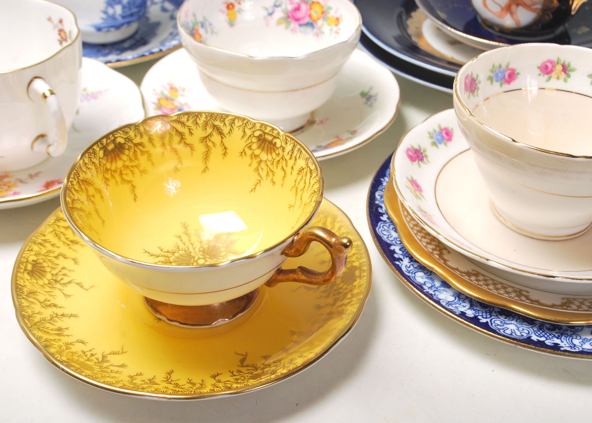 A collection of mixed vintage 20th Century mostly English china tea cups to include a Shelley rose - Image 6 of 7
