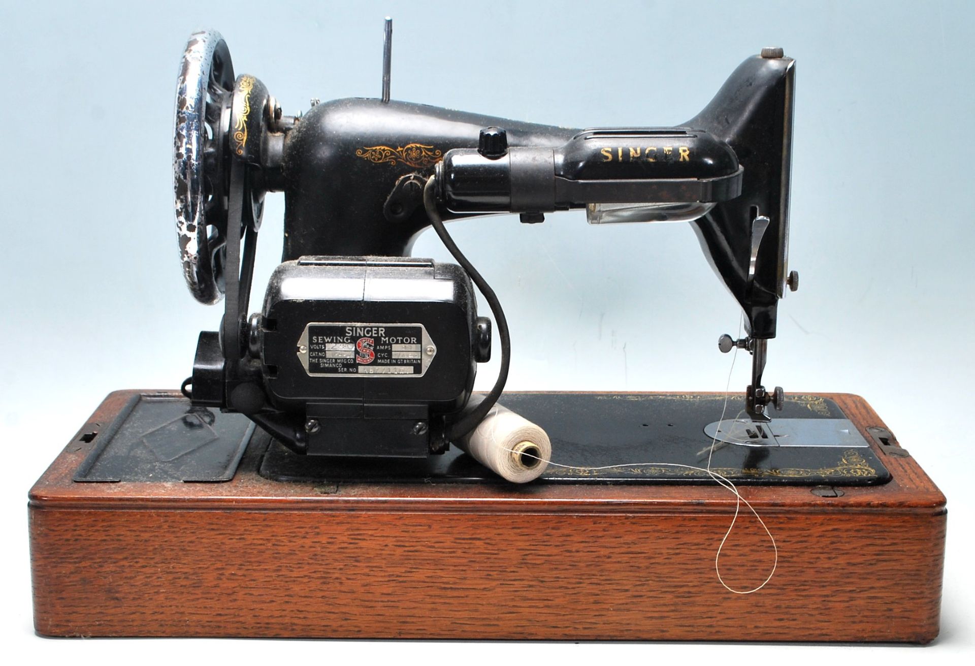 A vintage mid 20th Century Singer electric tabletop sewing machine having black body with gold - Bild 6 aus 12
