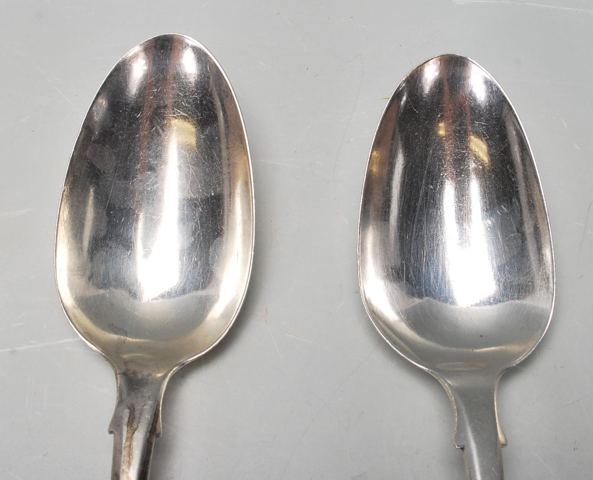 A collection of five 19th century Victorian silver serving spoons dated London 1841 and 1842 - Bild 3 aus 11