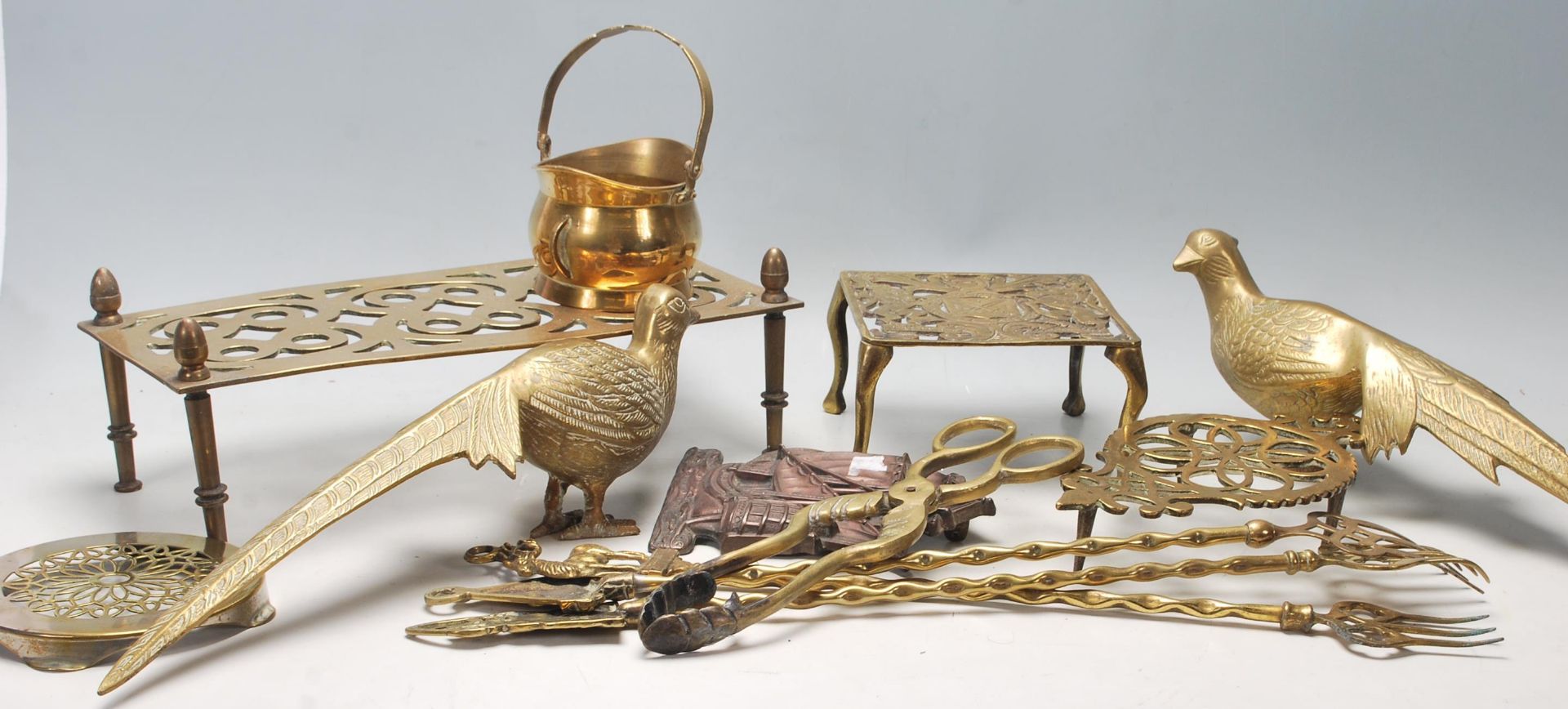 A good collection of antique 20th Century brass items to include French brass trivets stand with - Bild 2 aus 12