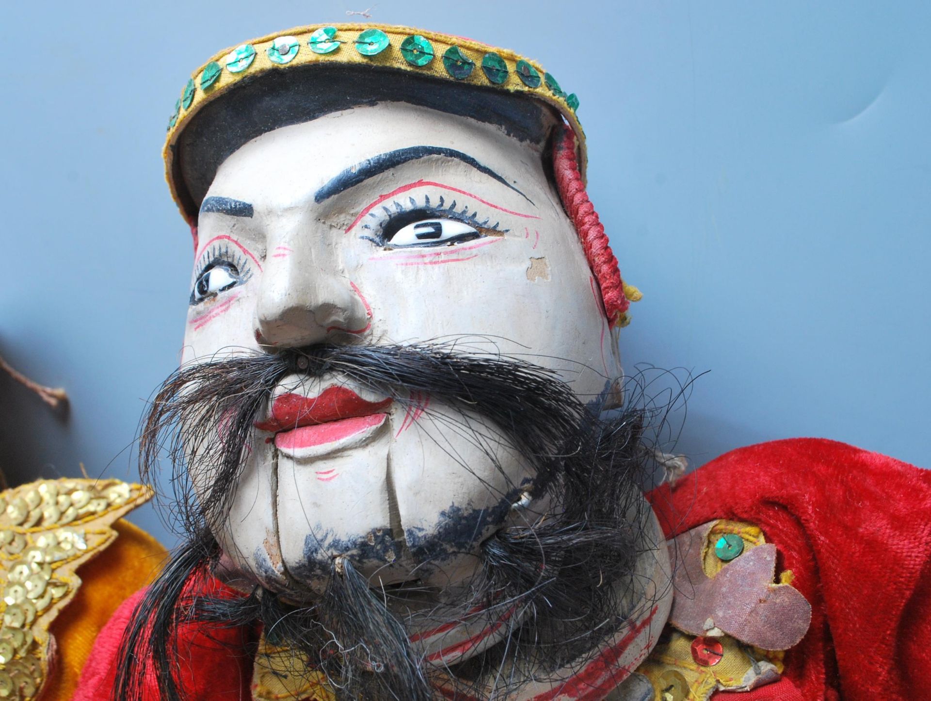 A group of four vintage puppet dolls to include a pair of Thai / oriental dolls having wooden - Bild 8 aus 16