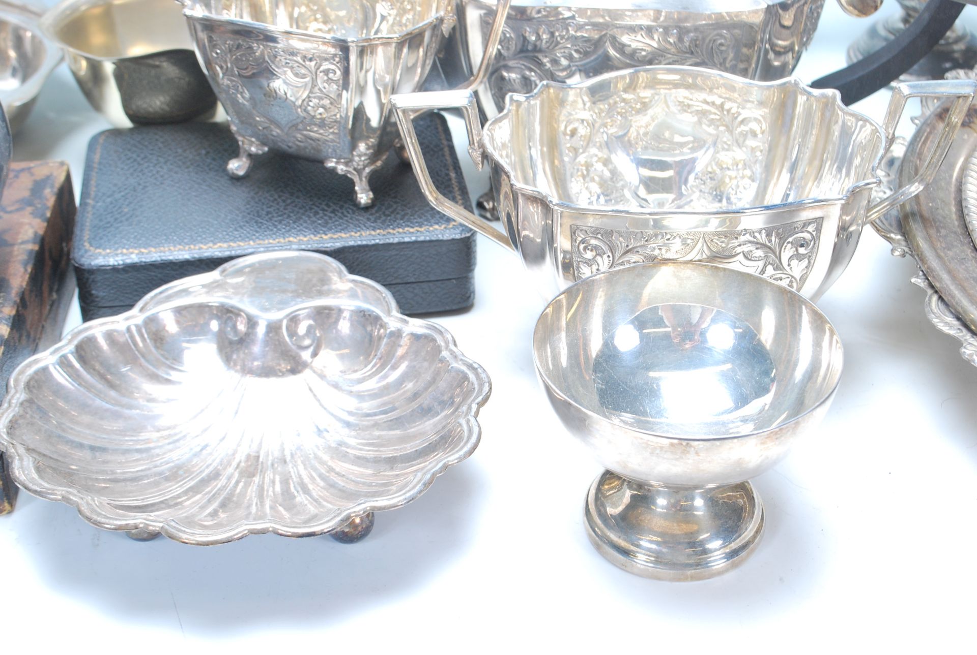 A collection of early 20th Century silver plated items to include a silver plated kettle having - Bild 5 aus 16