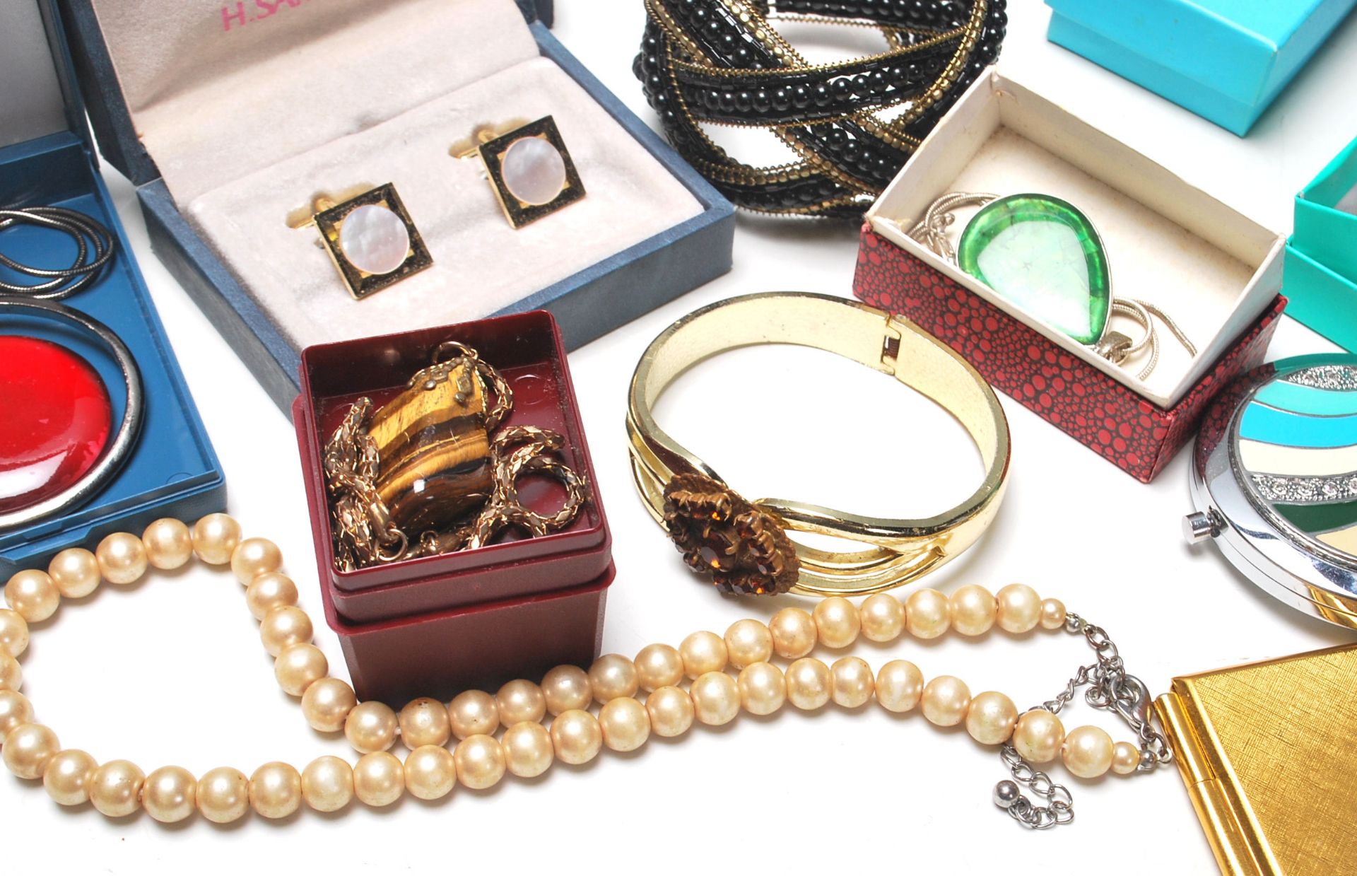 A quantity of retro vintage costume jewellery including necklaces, bracelets, earrings, rings and - Bild 6 aus 10