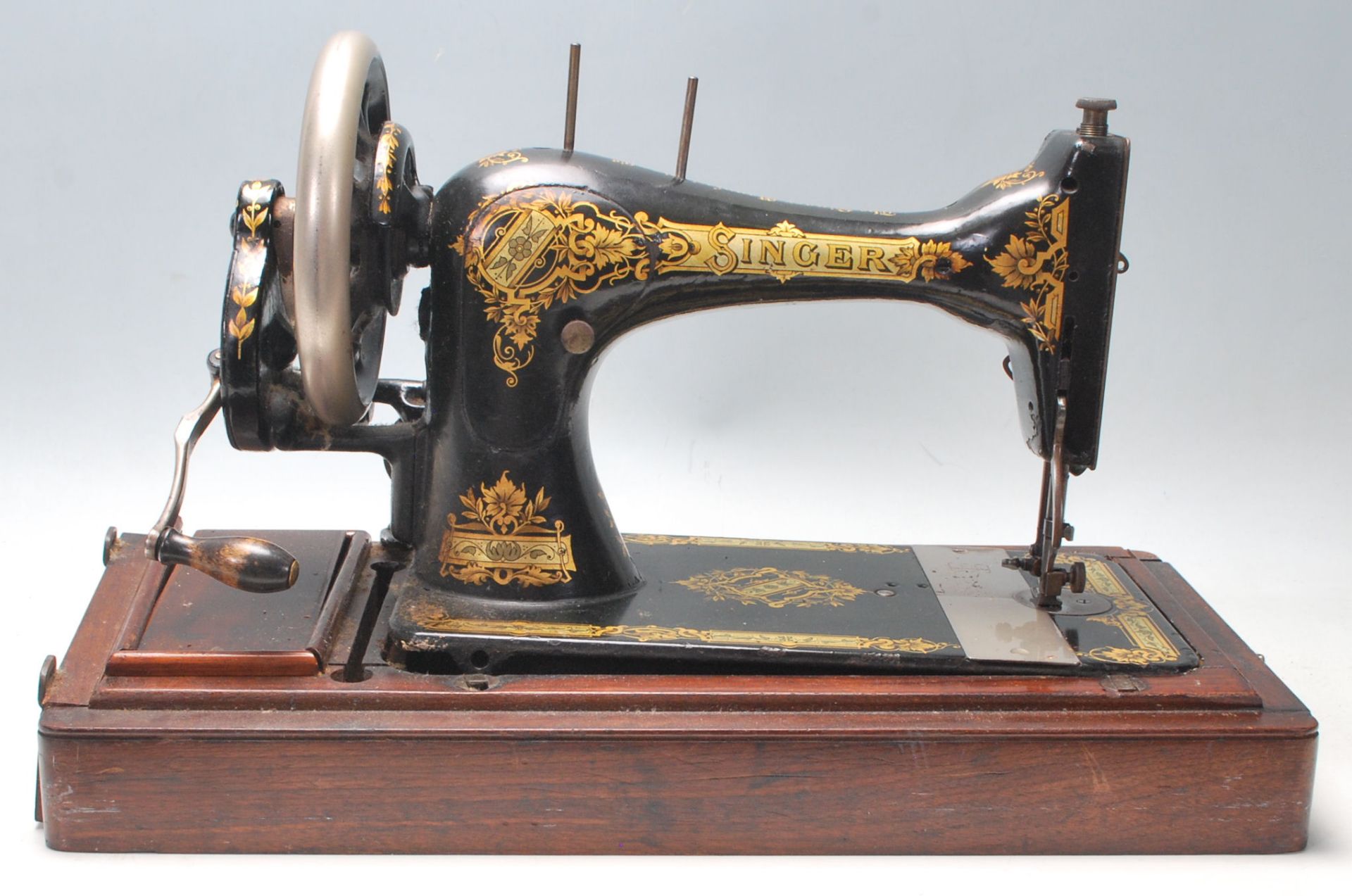 A vintage early 20th Century oak cased Singer Sewing machine having a good art deco sarcophagus - Bild 8 aus 11