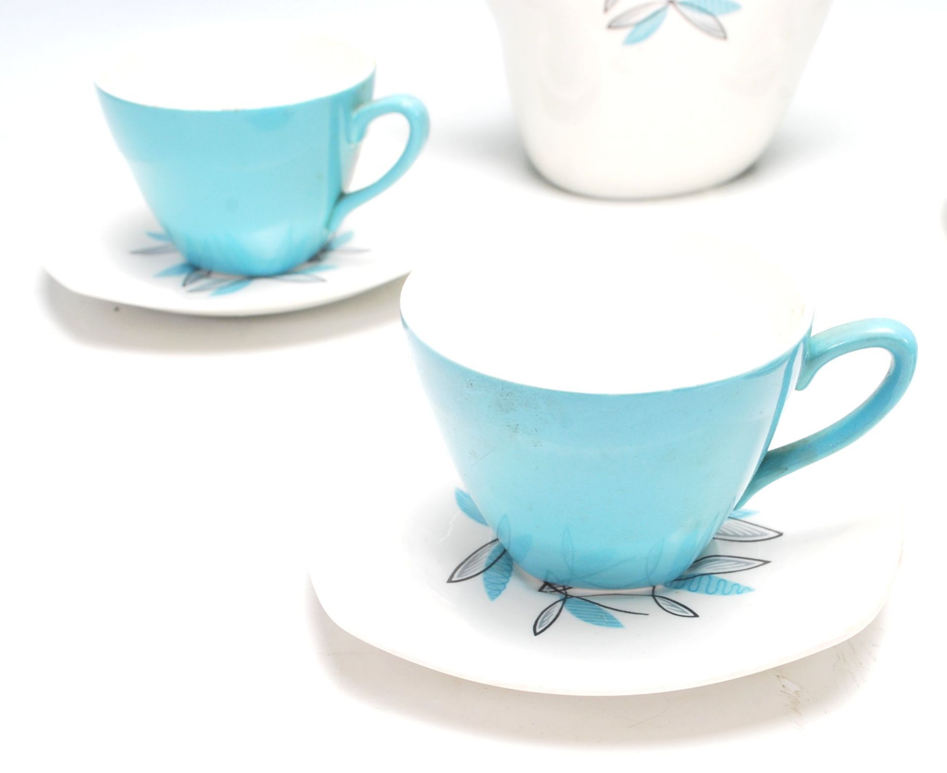 A mid century Midwinter Modern Fashion Shape blue and white coffee set having floral decoration to - Bild 4 aus 9
