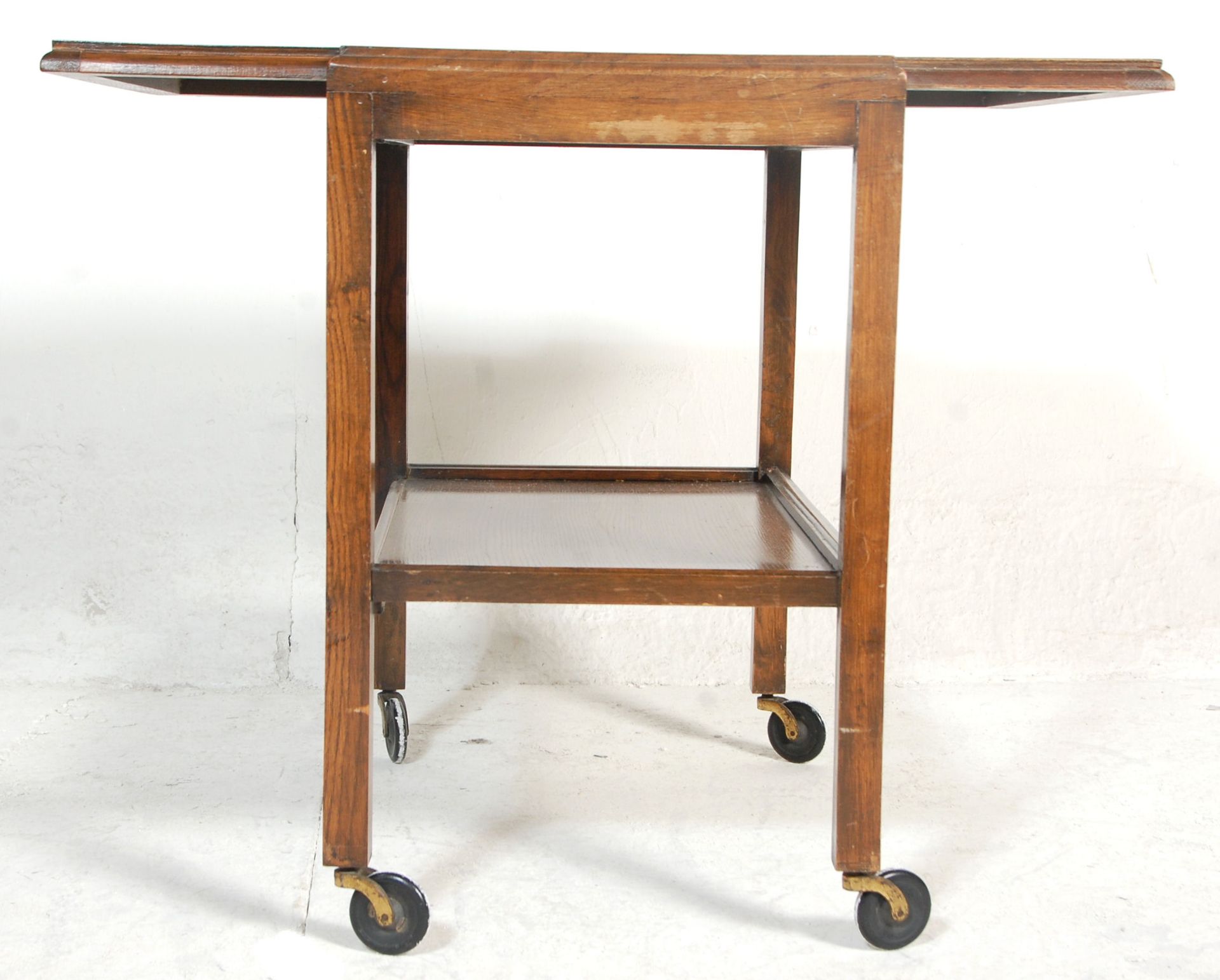 A vintage oak 1930s' butlers drinks / tea trolley having two rectangular tiers with a metamorphic - Bild 5 aus 6