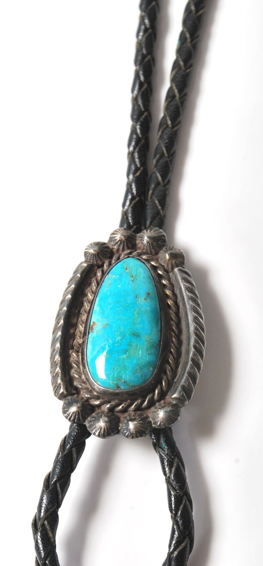 A silver white metal and leather Native American Navajo made bolo tie having a large turquoise - Bild 3 aus 9