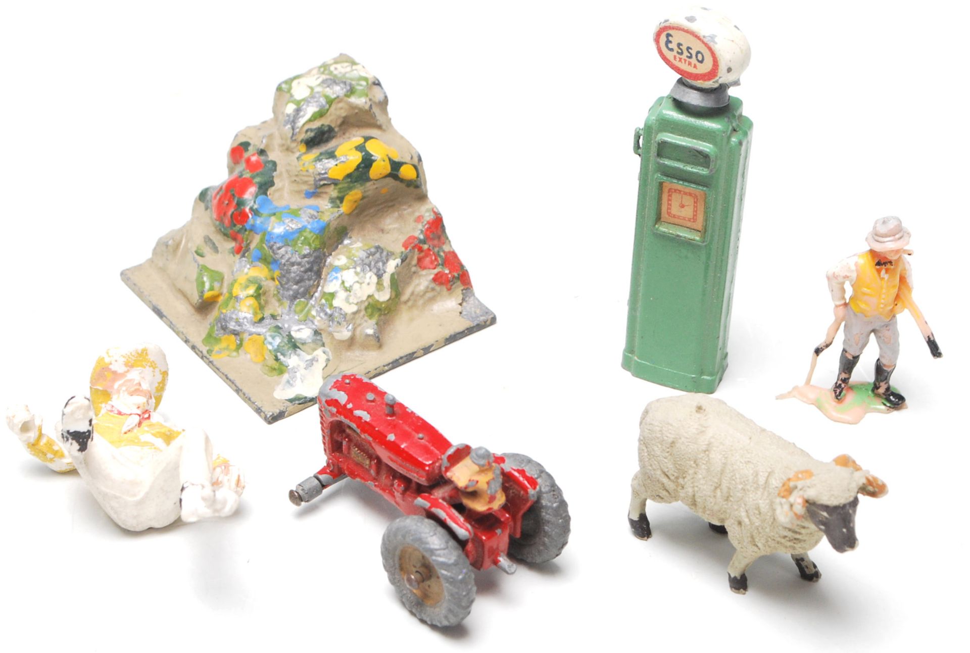An assorted collection of vintage Britains lead toy models to include figures, scenery, animals, - Bild 2 aus 4