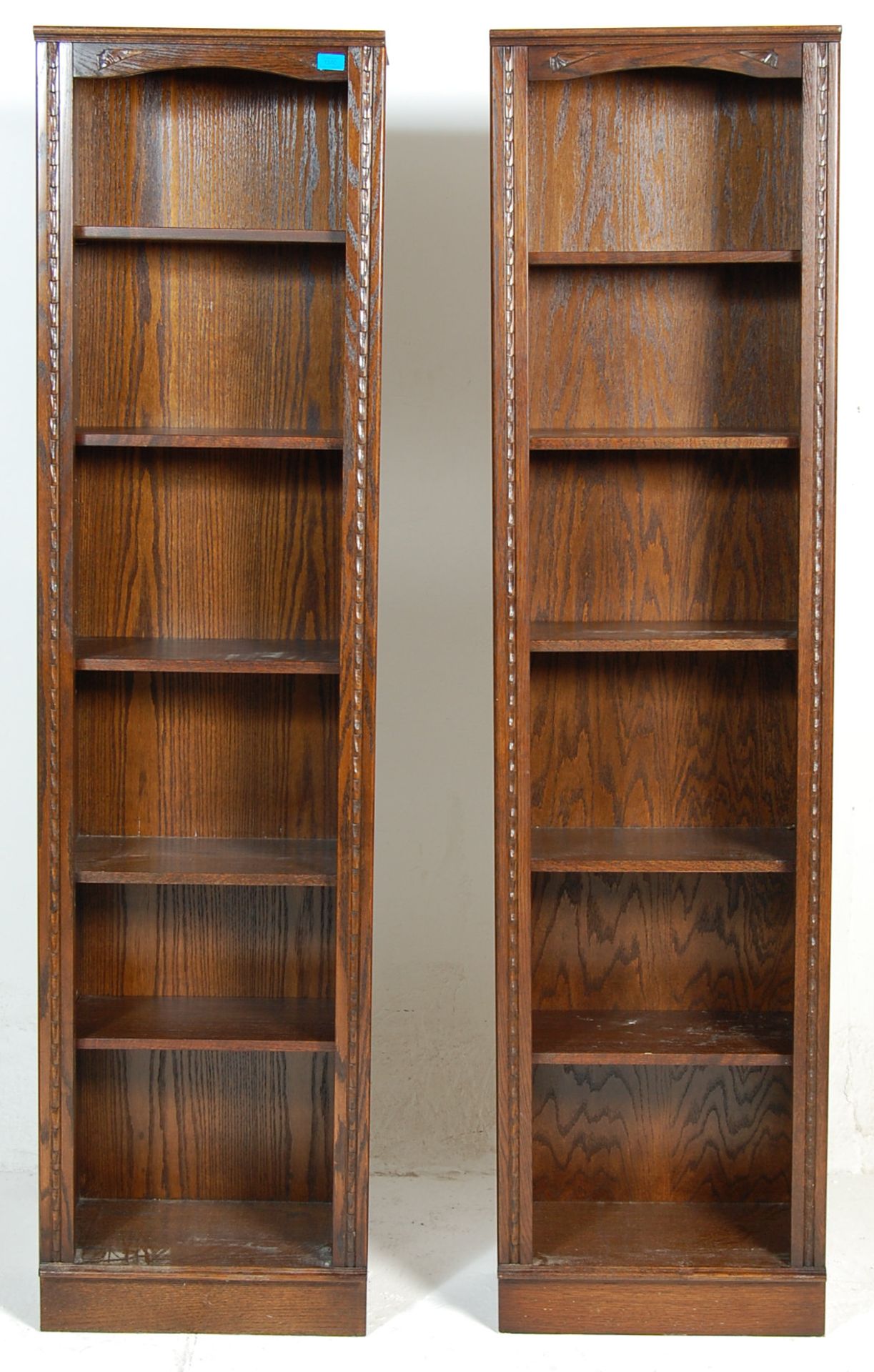 A large pair of Jaycee / Old Charm Jacobean revival oak open 5 tier bookcases. Each bookcase  having - Bild 2 aus 6