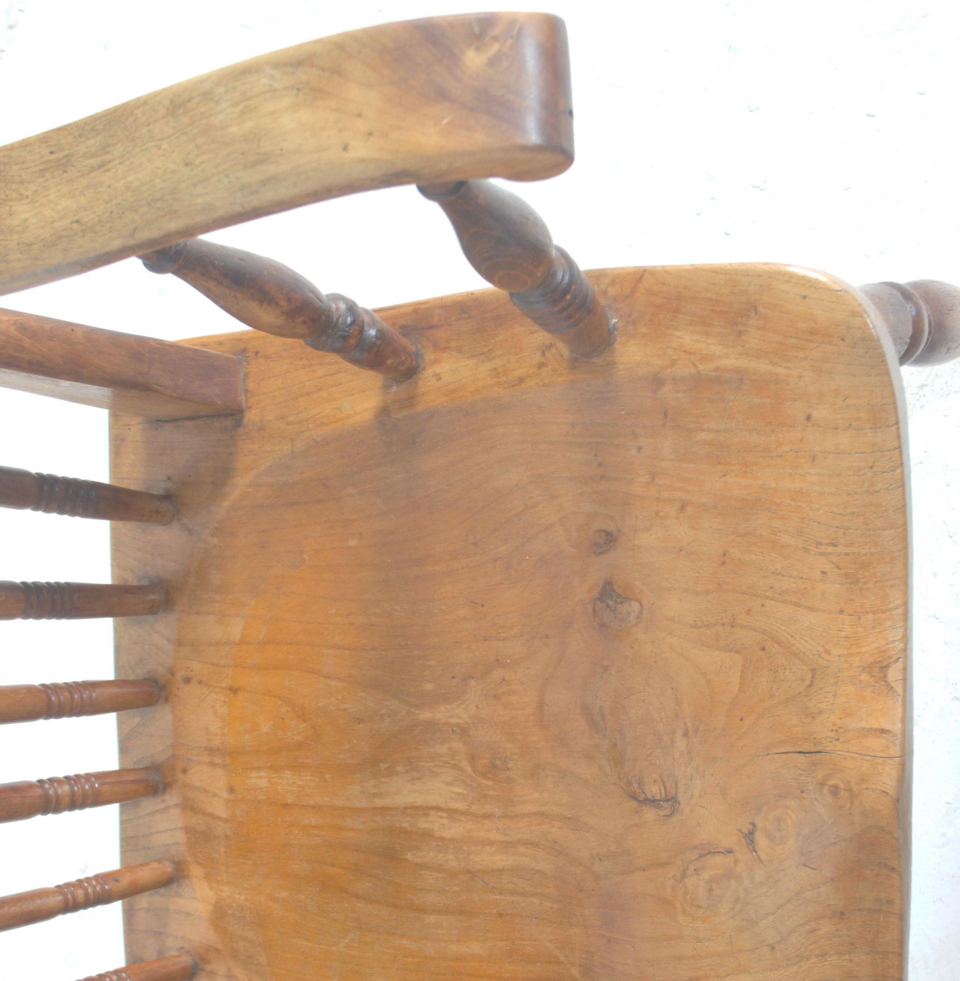 A 19th Century Victorian beech and elm windsor chair  / armchair having a shaped seat raised on four - Bild 4 aus 4