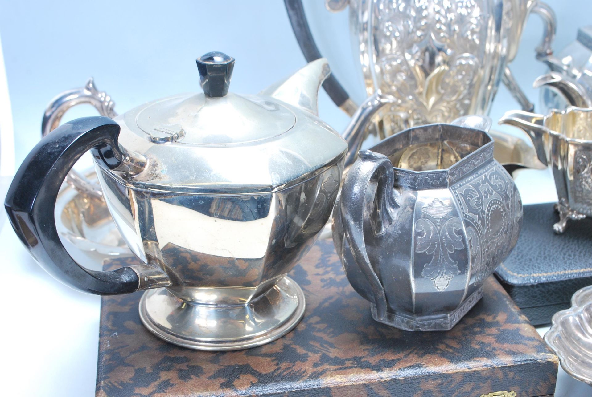 A collection of early 20th Century silver plated items to include a silver plated kettle having - Bild 3 aus 16