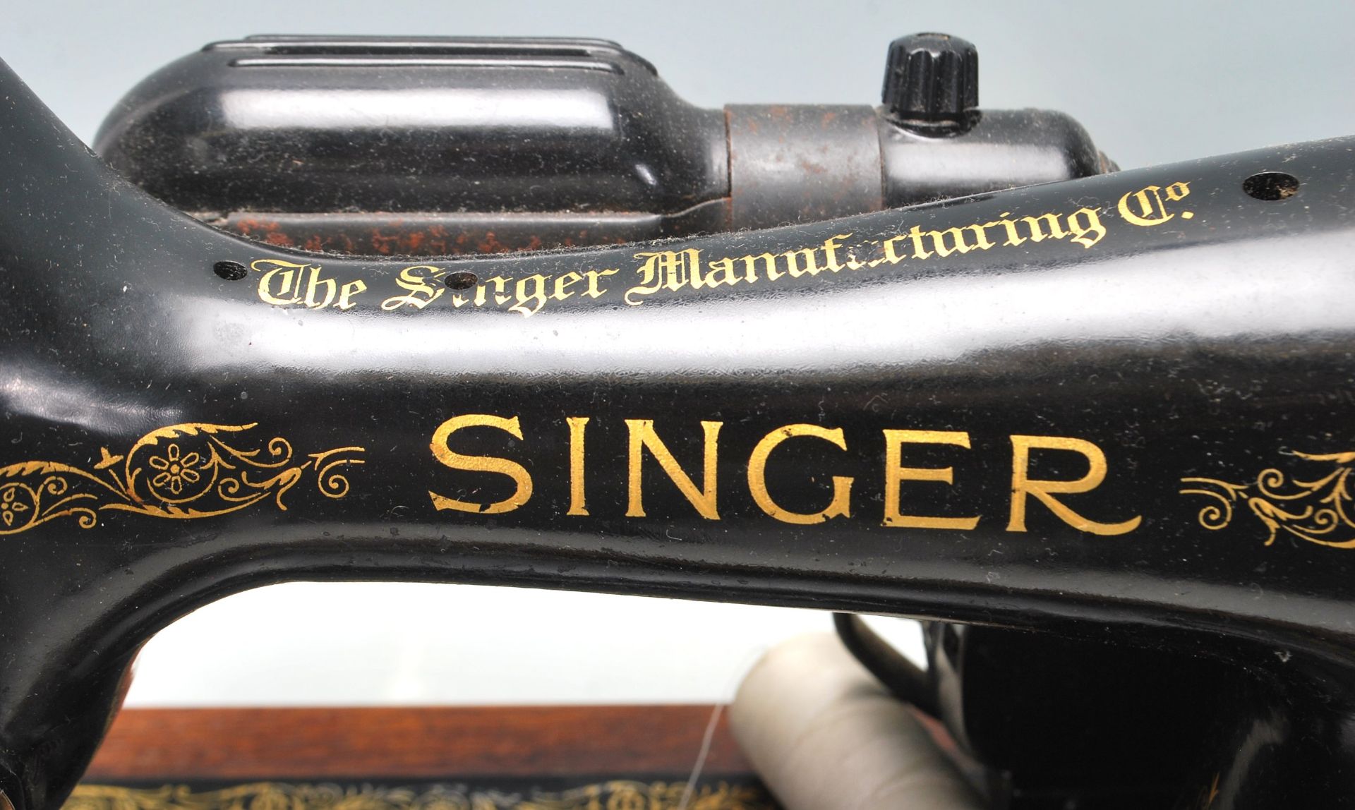 A vintage mid 20th Century Singer electric tabletop sewing machine having black body with gold - Bild 9 aus 12