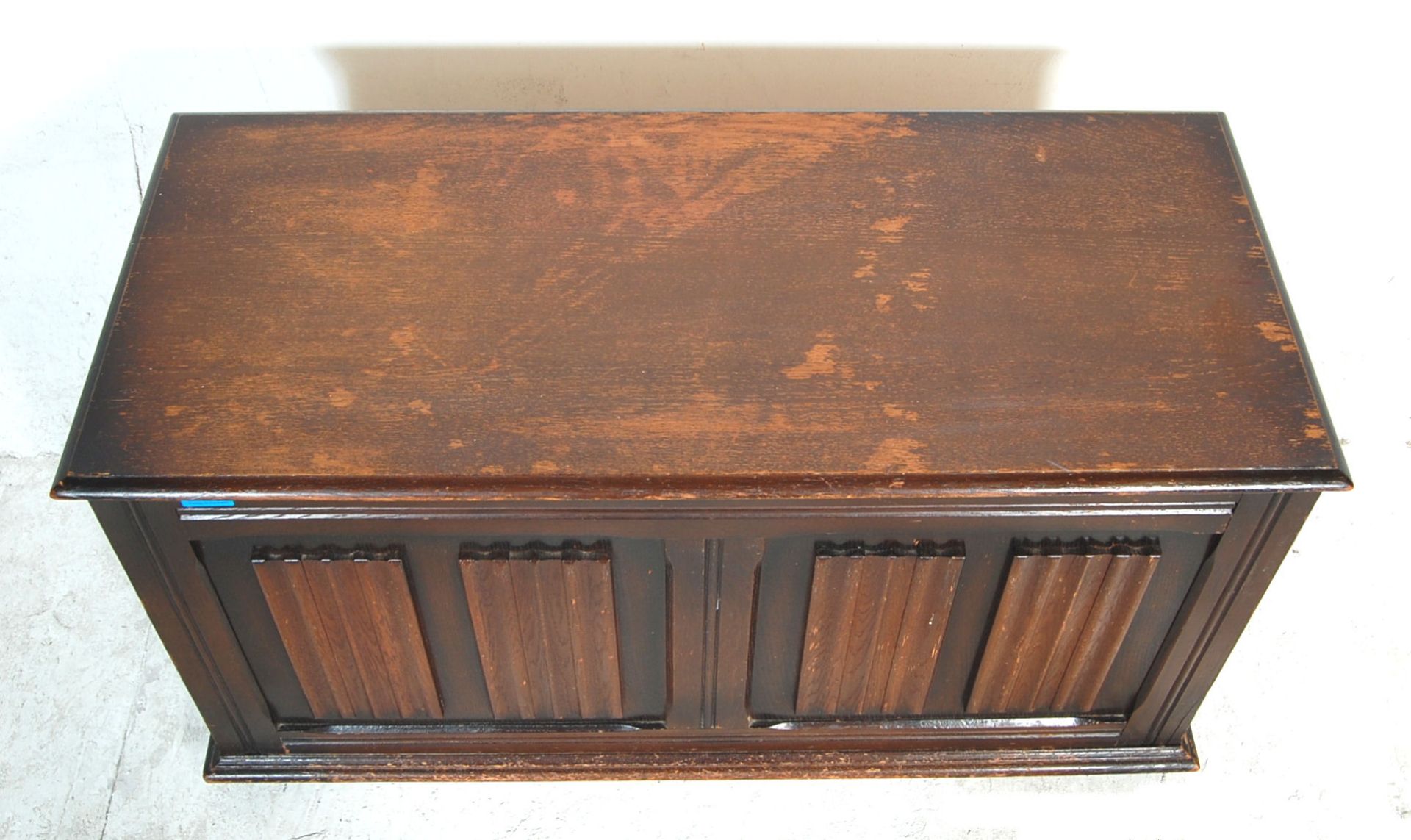 A mid century Jacobean revival oak blanket box/chest with hinged top over panelled sides with carved - Bild 3 aus 5