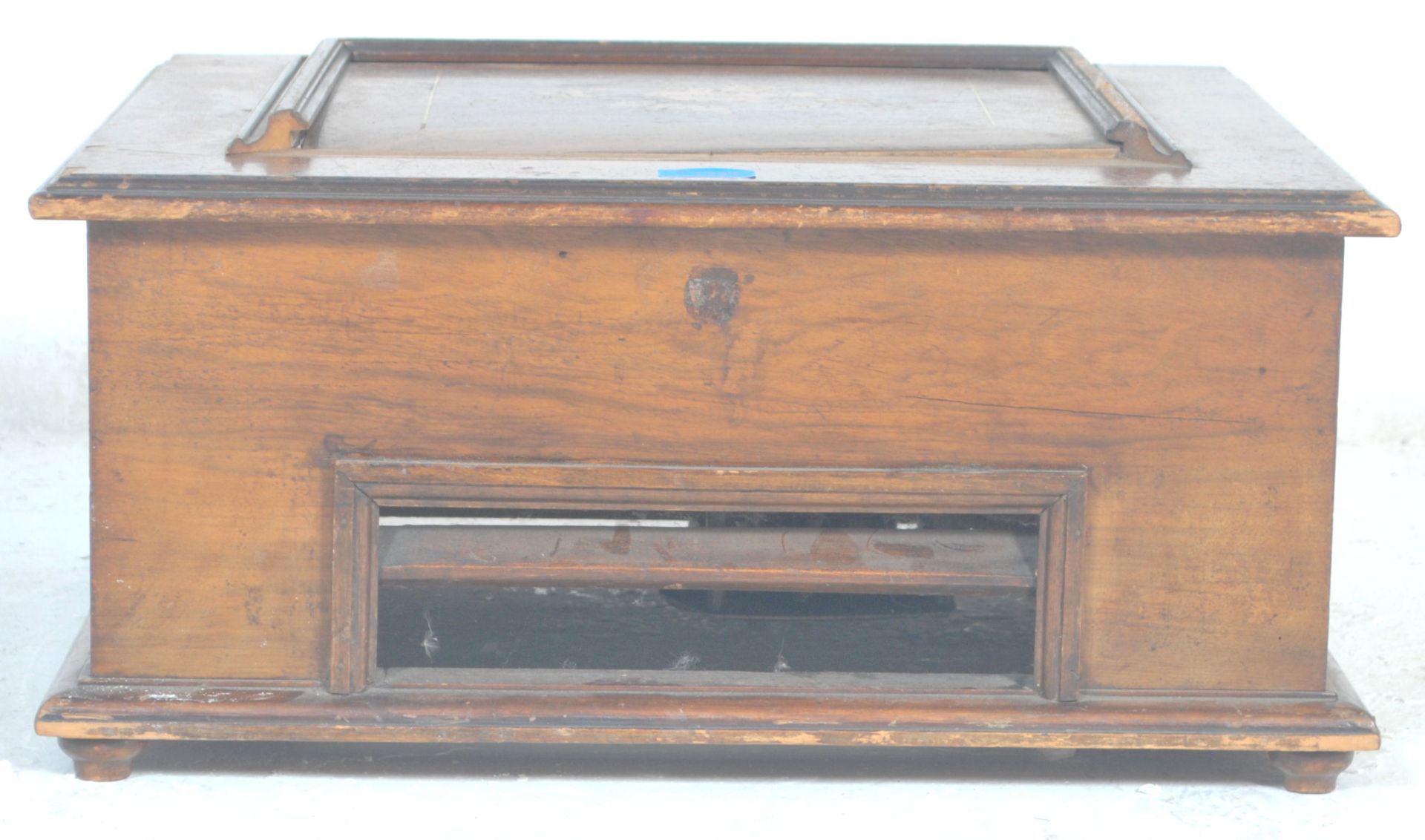 An early 20th Century table top polyphon case of square form having a panelled lid with inlaid - Bild 2 aus 7