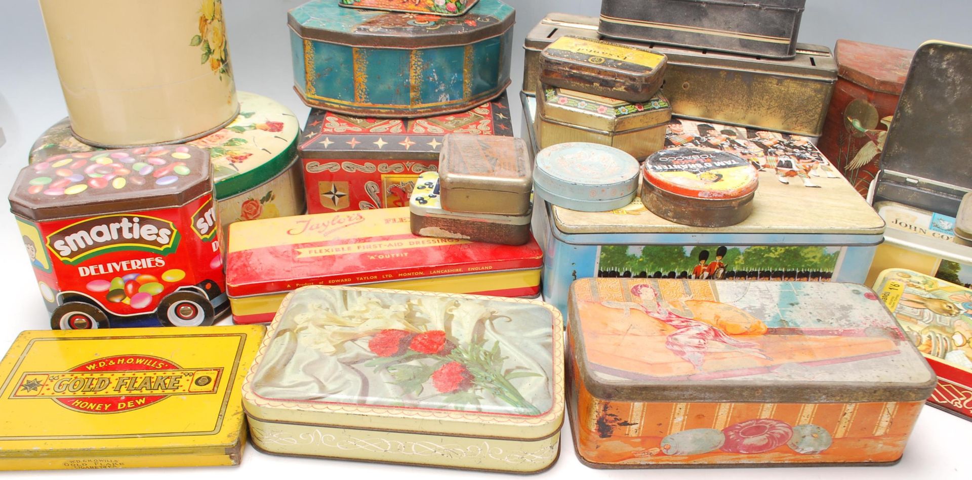 A large collection of vintage mid 20th Century metal advertising tins, biscuits tins, tobaccos - Bild 4 aus 14