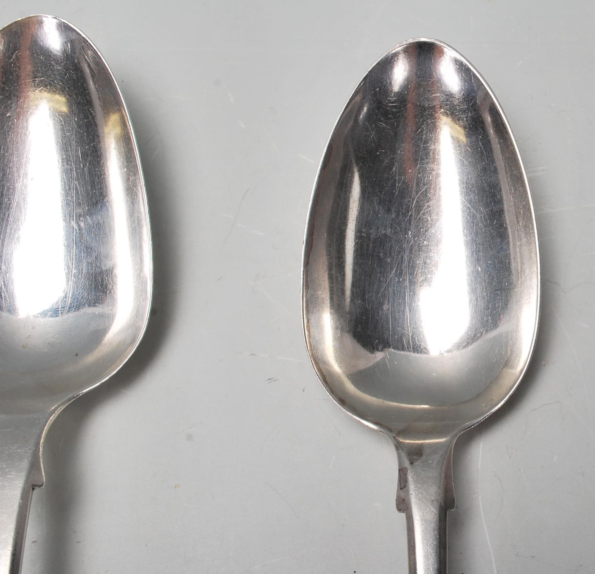 A collection of five 19th century Victorian silver serving spoons dated London 1841 and 1842 - Bild 4 aus 11