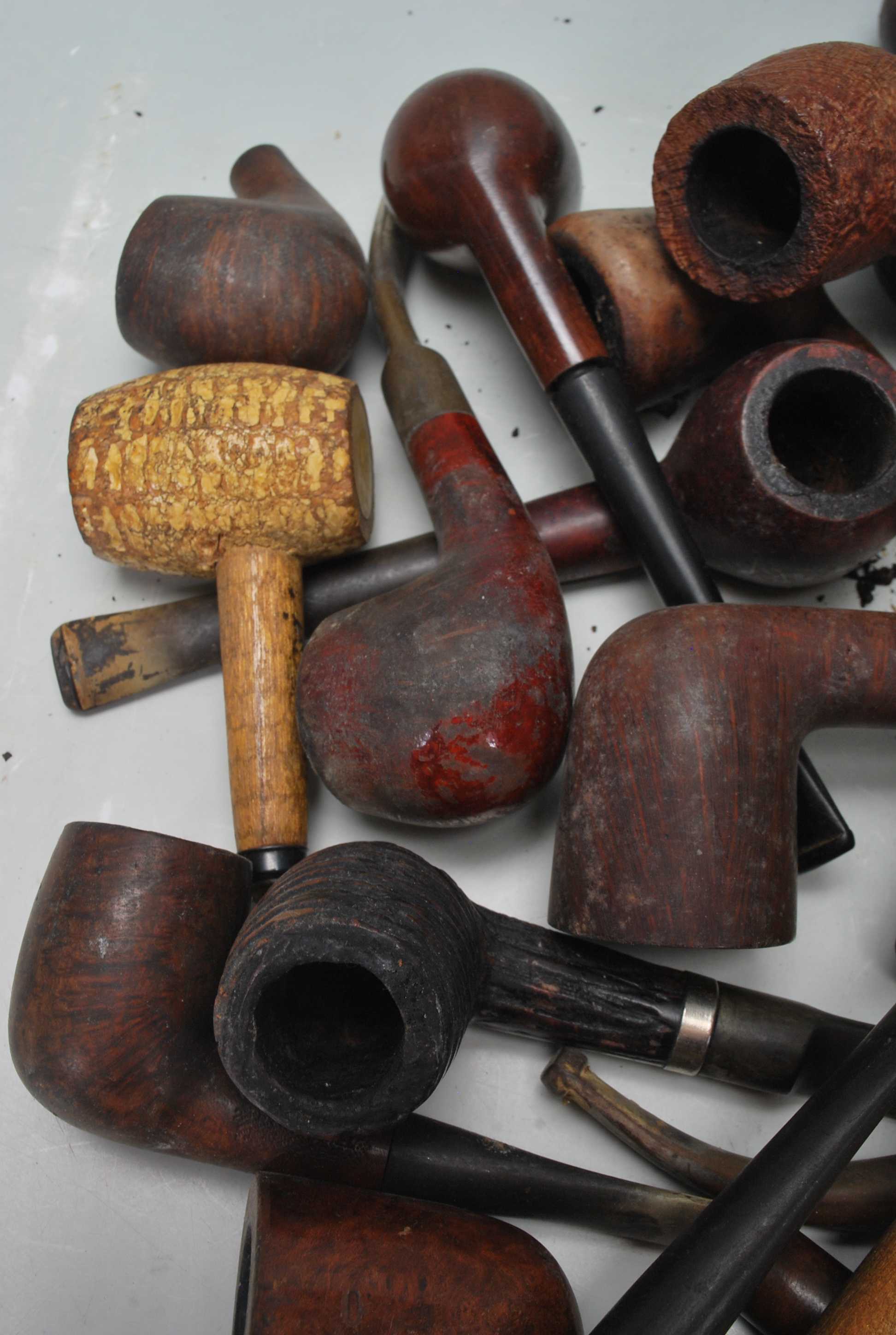 A collection of 15+ early & late 20th century tobacco pipes to include London made examples, - Image 4 of 7