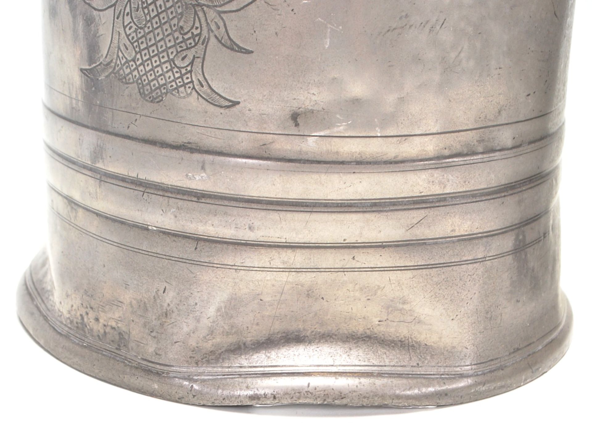 An 18th Century German pewter vessel / tankard having bulbous form with scroll handle sitting on - Bild 6 aus 7