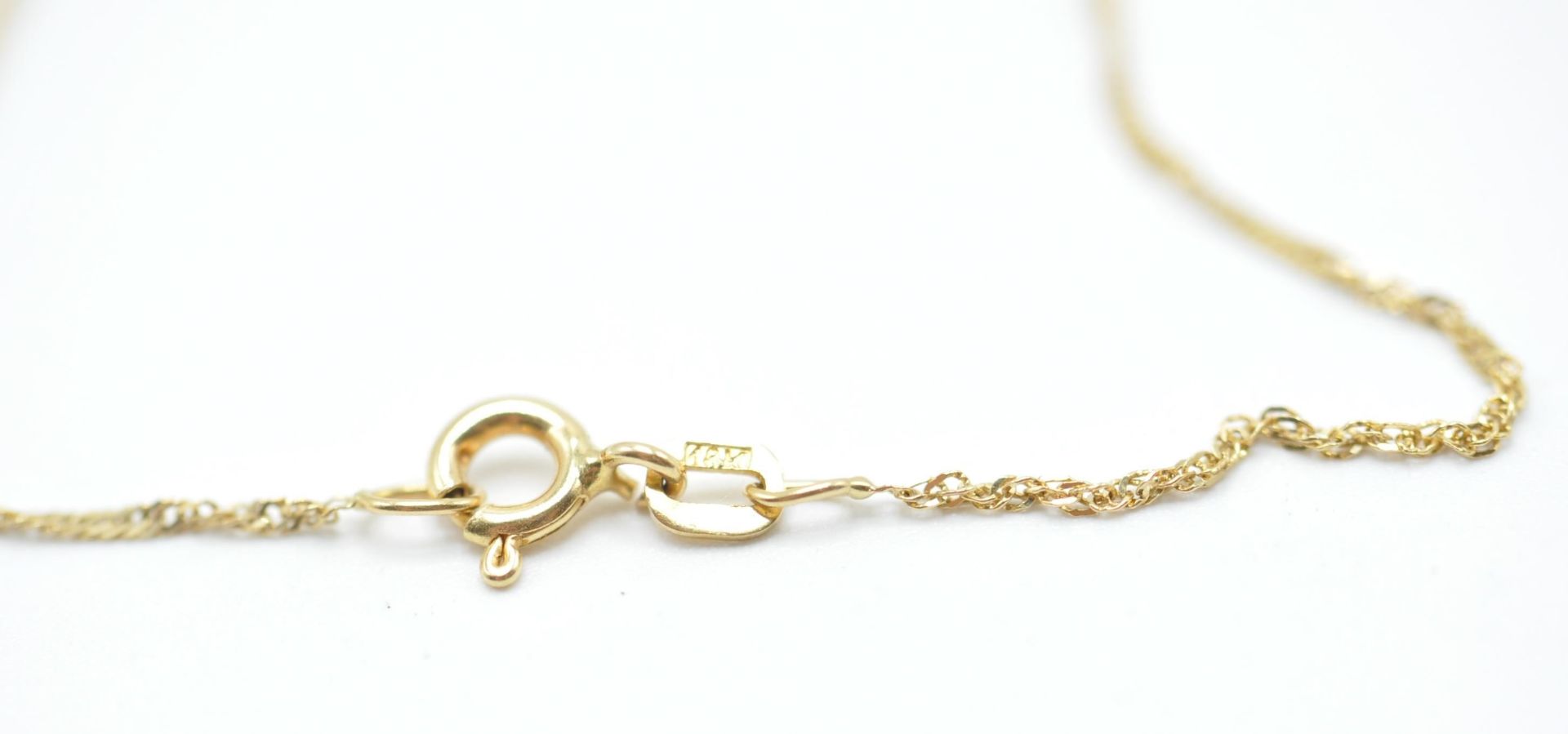 An 18ct gold necklace having a jade hoop and a gold chinese symbol set within. Chain measures - Bild 8 aus 8