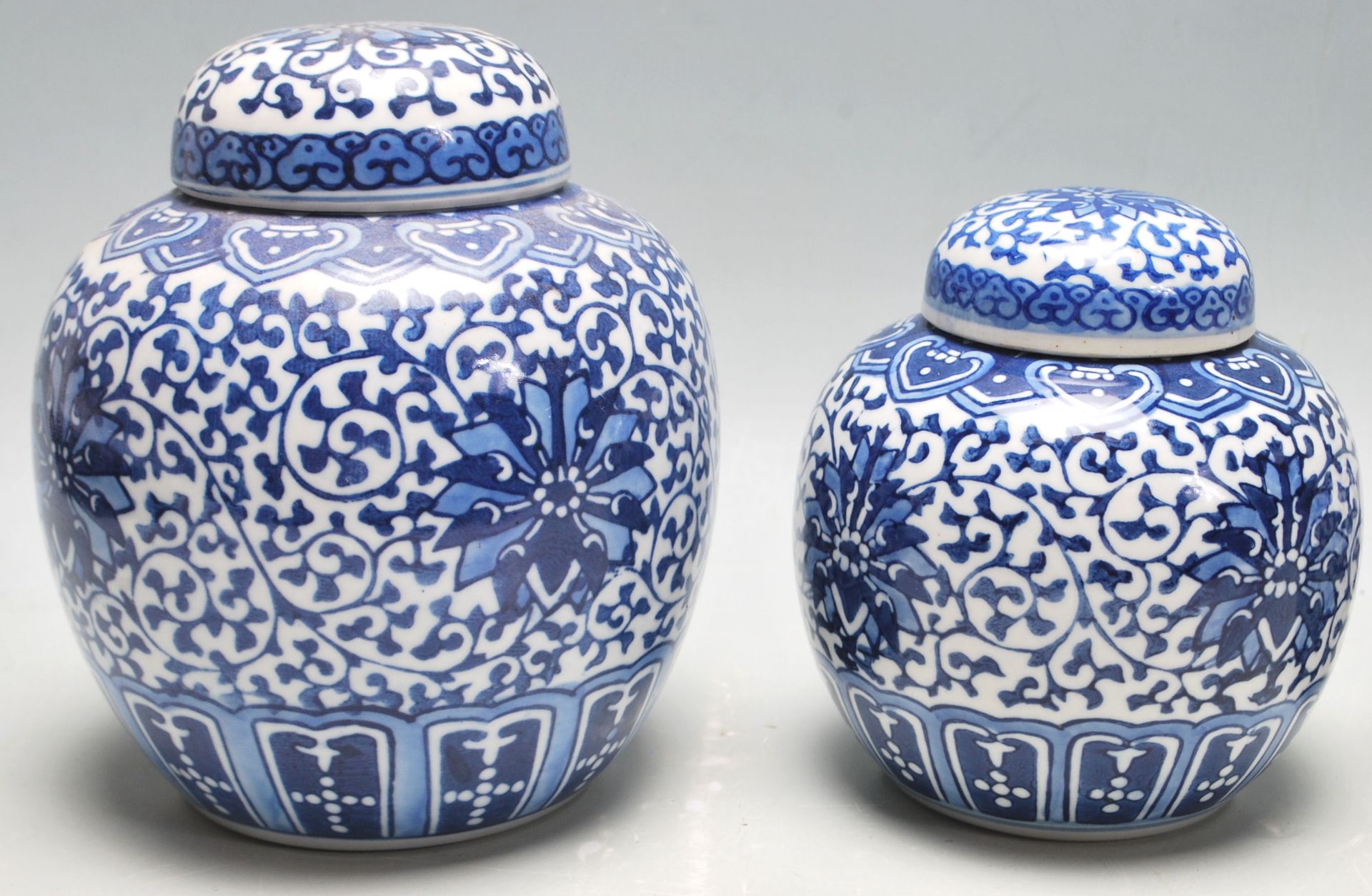 A group of five graduating 20th Century Chinese blue and white ginger jars all being transfer - Bild 2 aus 8