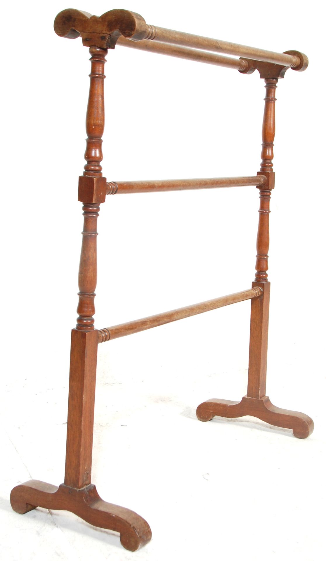 An early 20th Century arts and crafts bookshelf having panelled supports with square block stretcher - Bild 6 aus 8