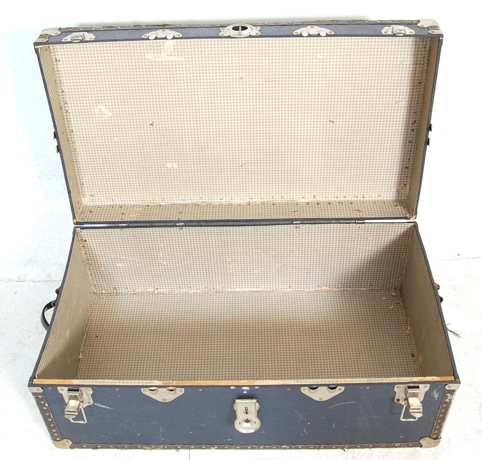 A collection of 3 vintage large early to mid 20th Century American canvas steamer / travel trunks. - Bild 11 aus 11