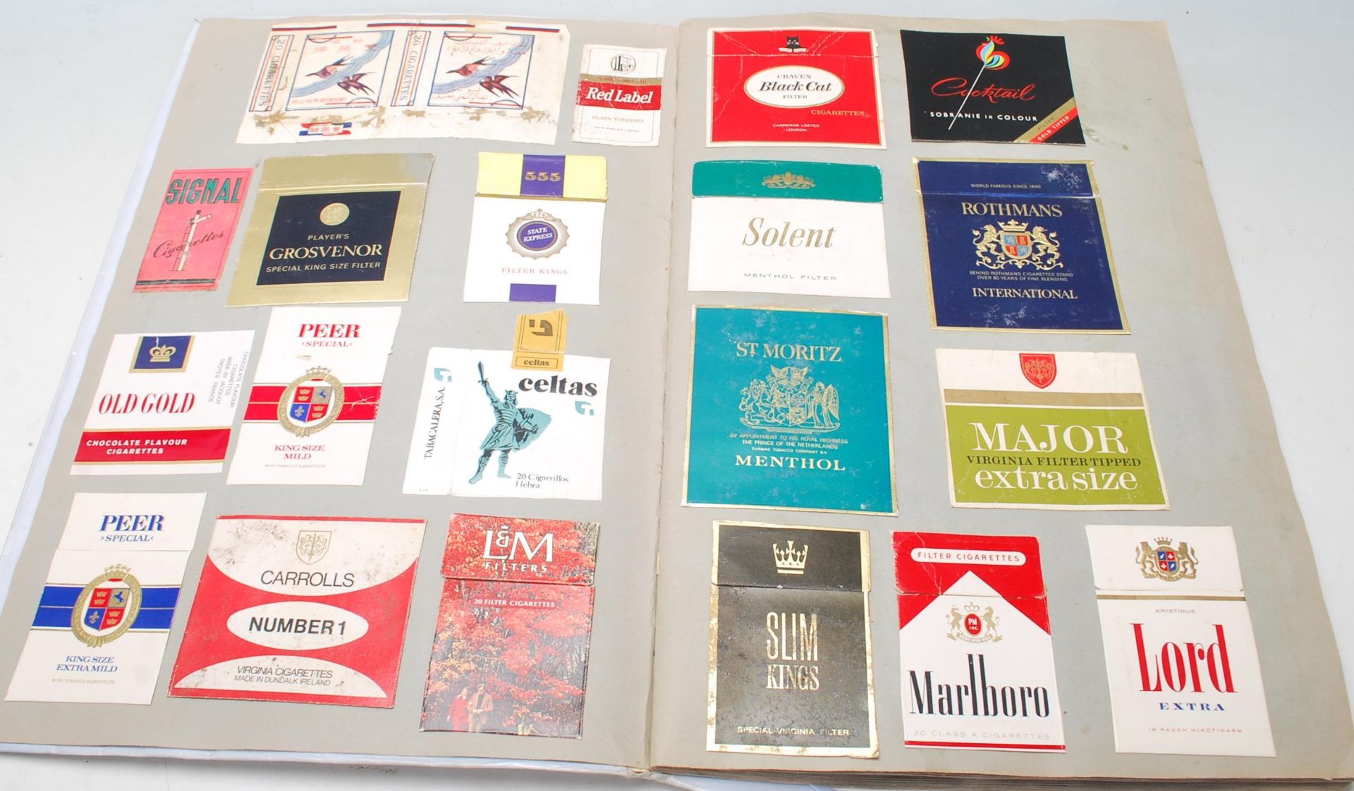 A collection of vintage Cigarette packets / cut outs stored within multiple albums. Packets - Bild 12 aus 13
