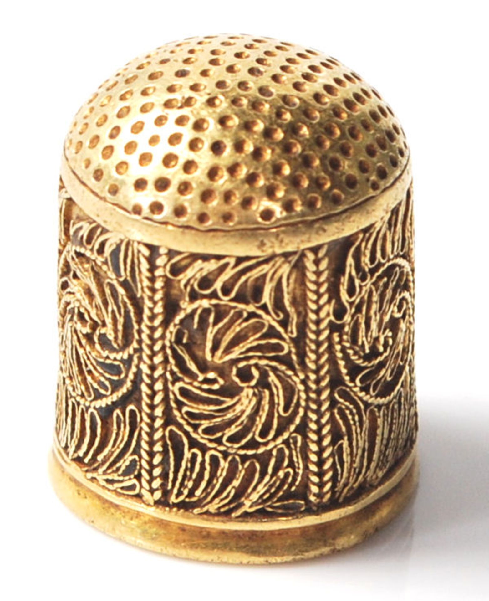 A 22ct gold thimble having filigree decoration panels to the sides. Measures 1.7cm tall. Weight 4. - Bild 3 aus 5