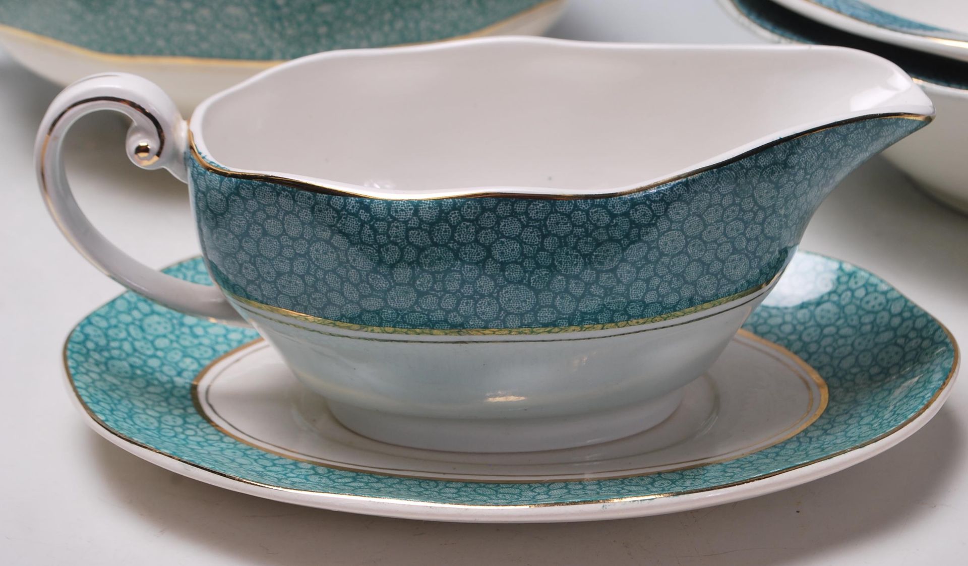 A vintage retro Wedgwood Garden pattern dinner service having a white ground with green circular - Bild 4 aus 11